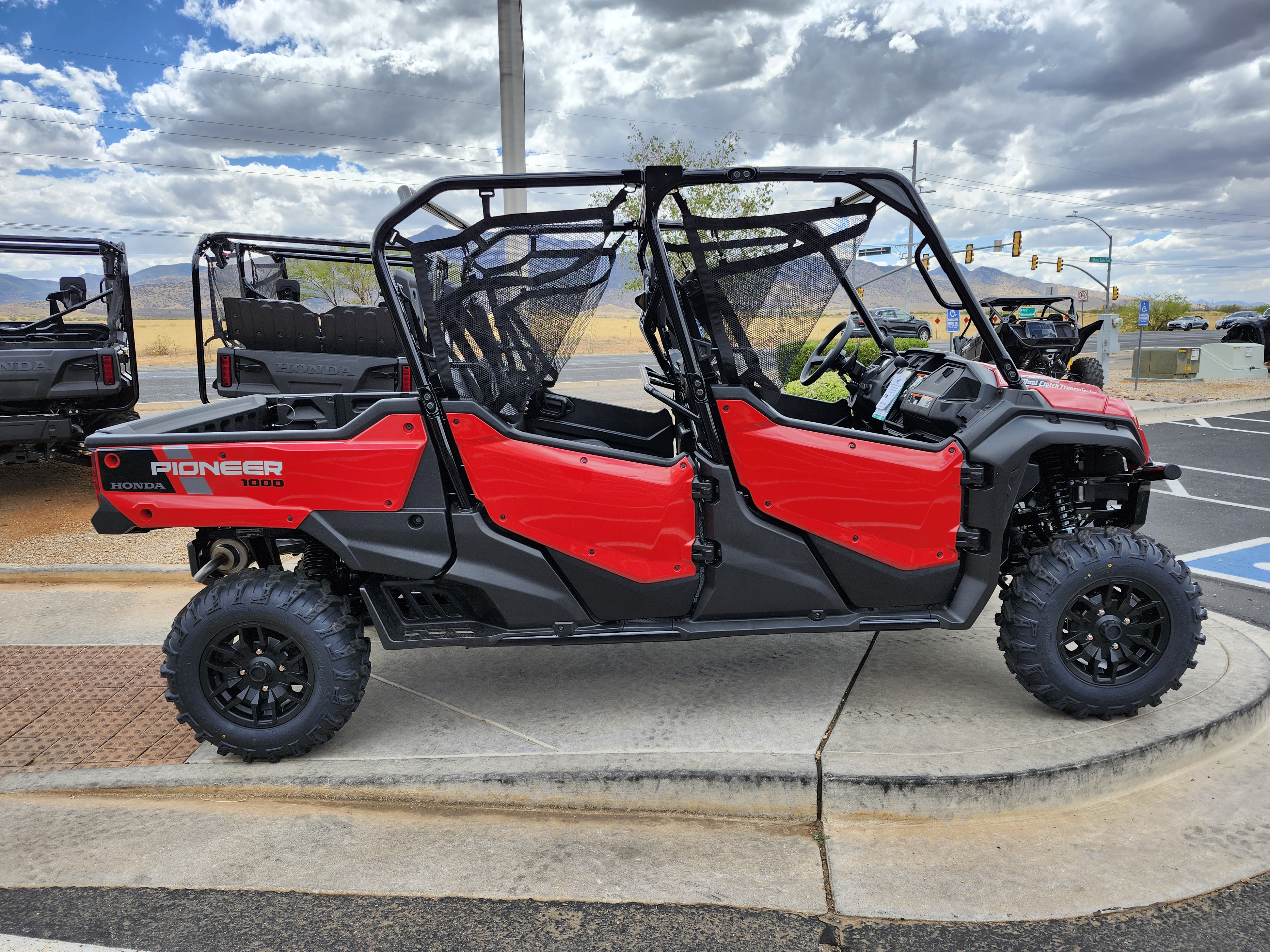 2025 Honda Pioneer 1000-6 Crew Deluxe - Photo 5
