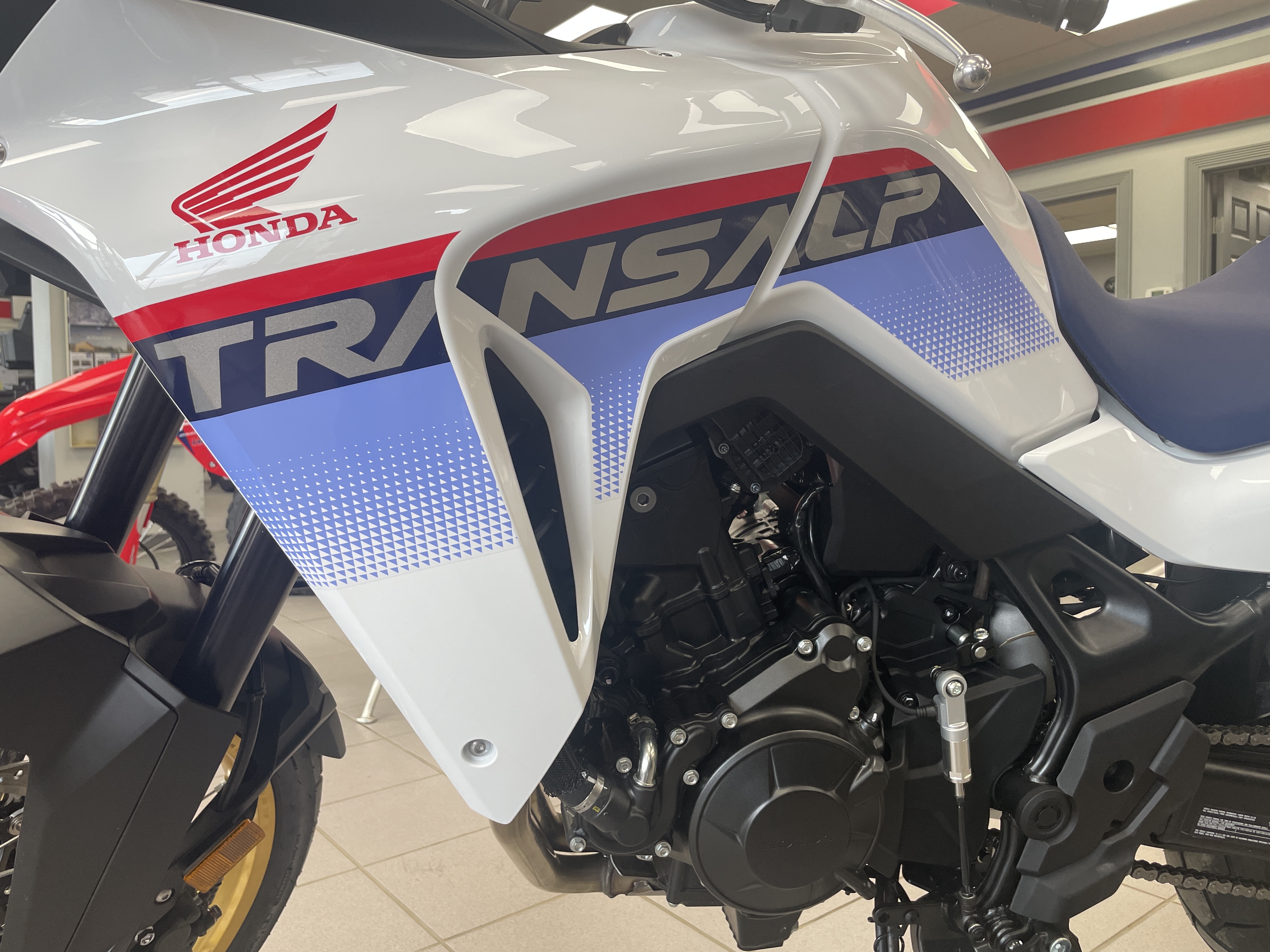 2025 Honda Transalp - Photo 3