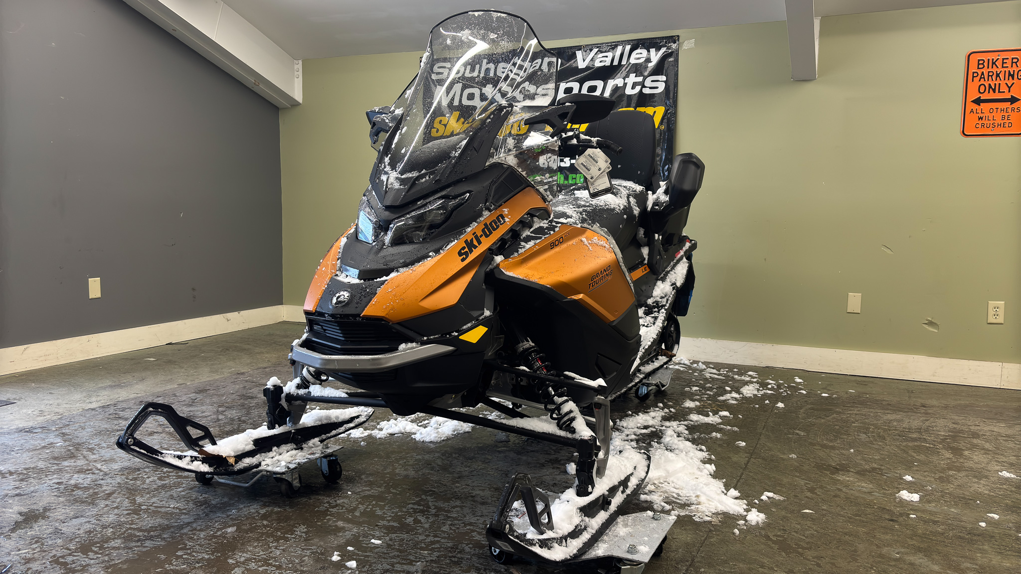 2025 Ski-Doo GRAND TOURING LE PLAT PKG 900 ACE Silent Ice Track II 1.25" E.S. 10.25