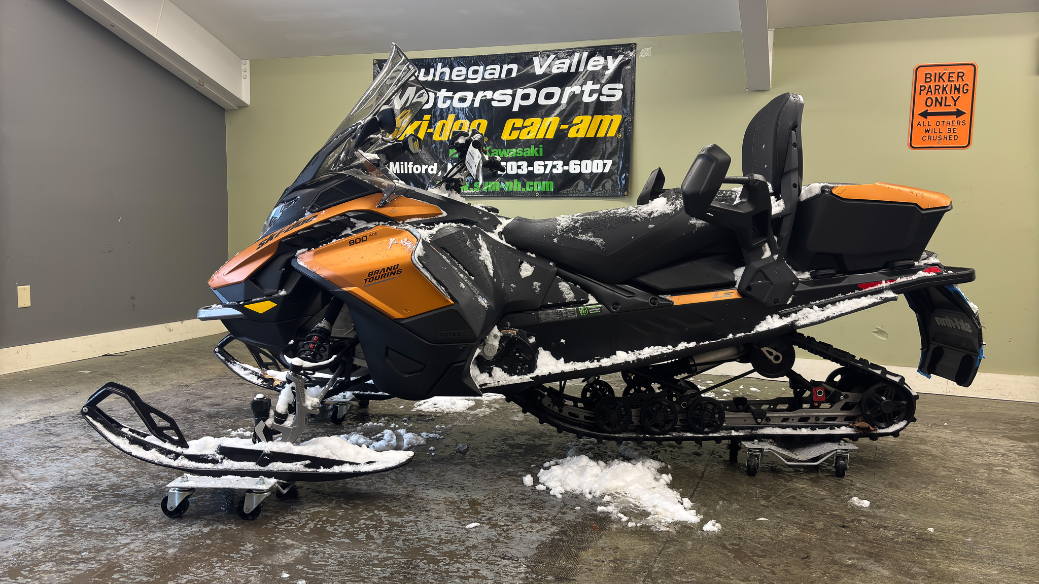 2025 Ski-Doo GRAND TOURING LE PLAT PKG 900 ACE Silent Ice Track II 1.25" E.S. 10.25 - Photo 2
