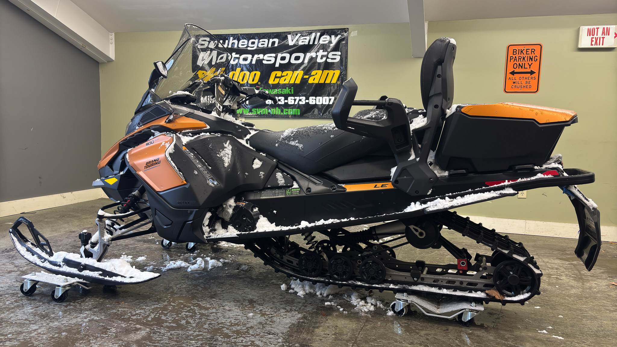 2025 Ski-Doo GRAND TOURING LE PLAT PKG 900 ACE Silent Ice Track II 1.25" E.S. 10.25 - Photo 3