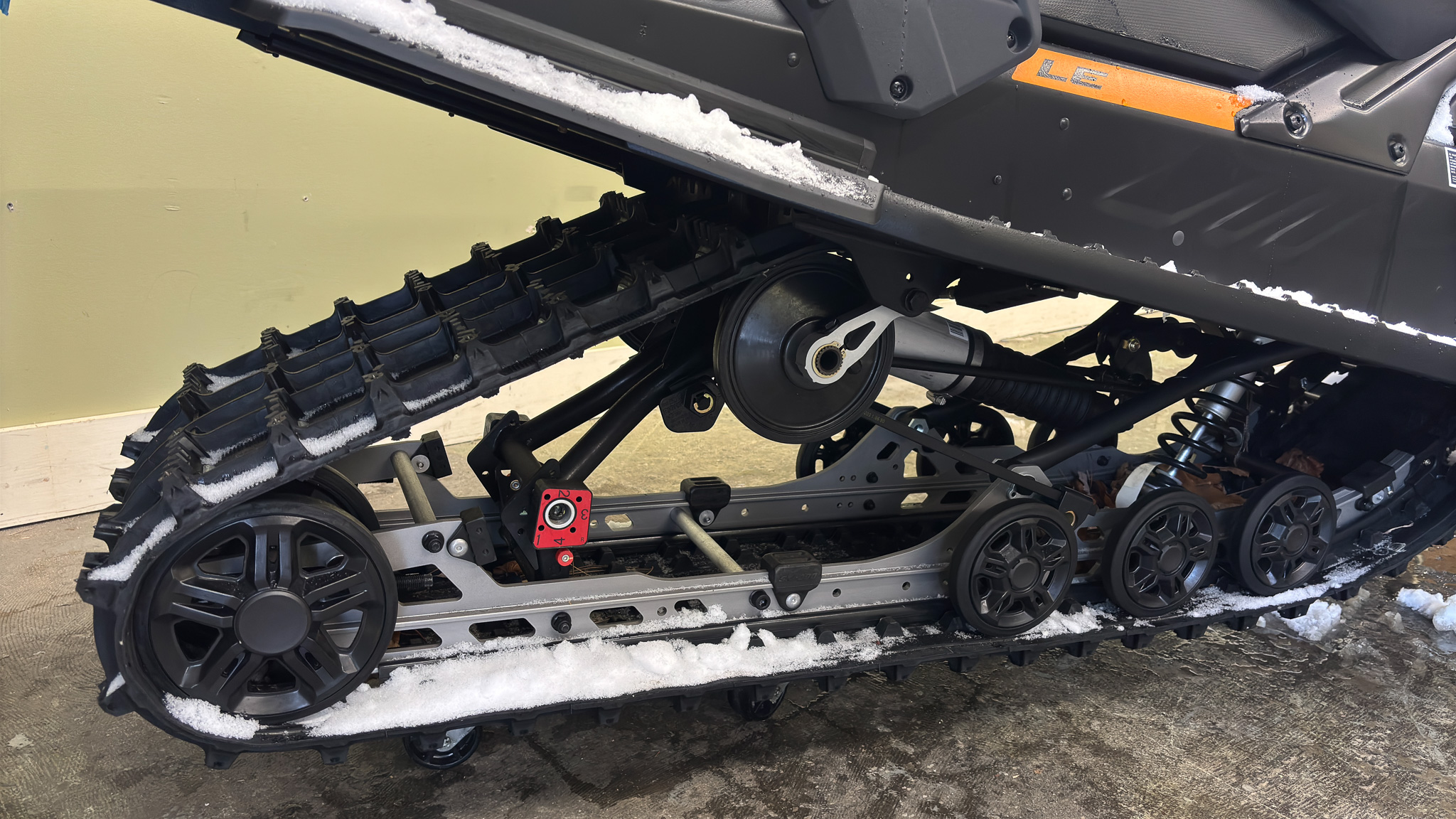 2025 Ski-Doo GRAND TOURING LE PLAT PKG 900 ACE Silent Ice Track II 1.25" E.S. 10.25 - Photo 11
