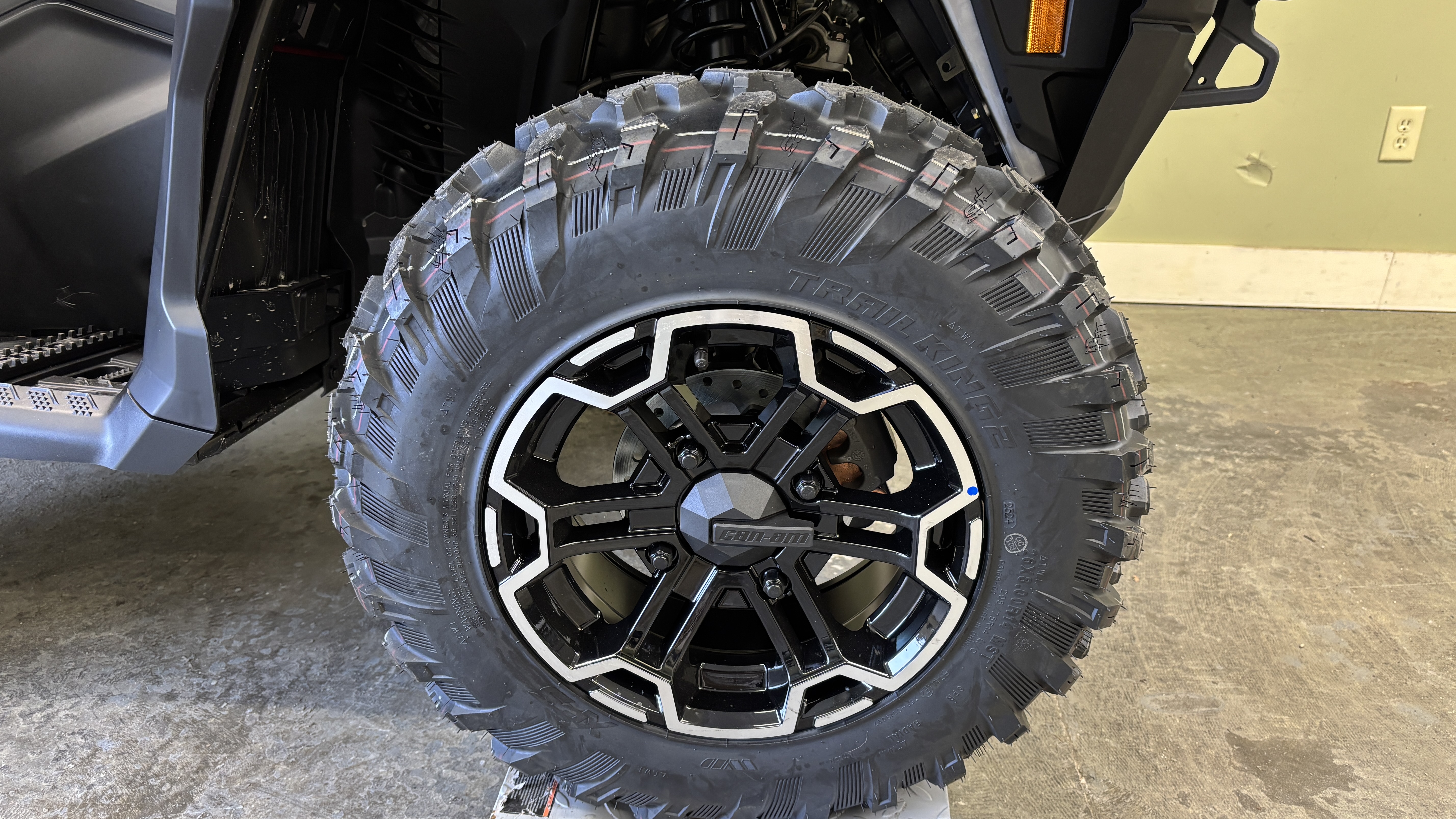 2025 Can-Am OUTLANDER XT 1000R - Photo 9