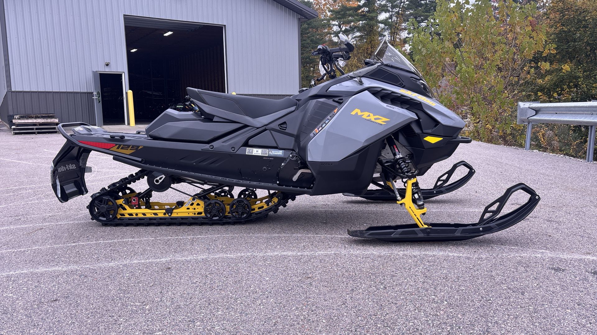 2026 Ski-Doo MXZ ADR 137 600R E-TEC RipSaw 1.25" E.S. - Photo 8