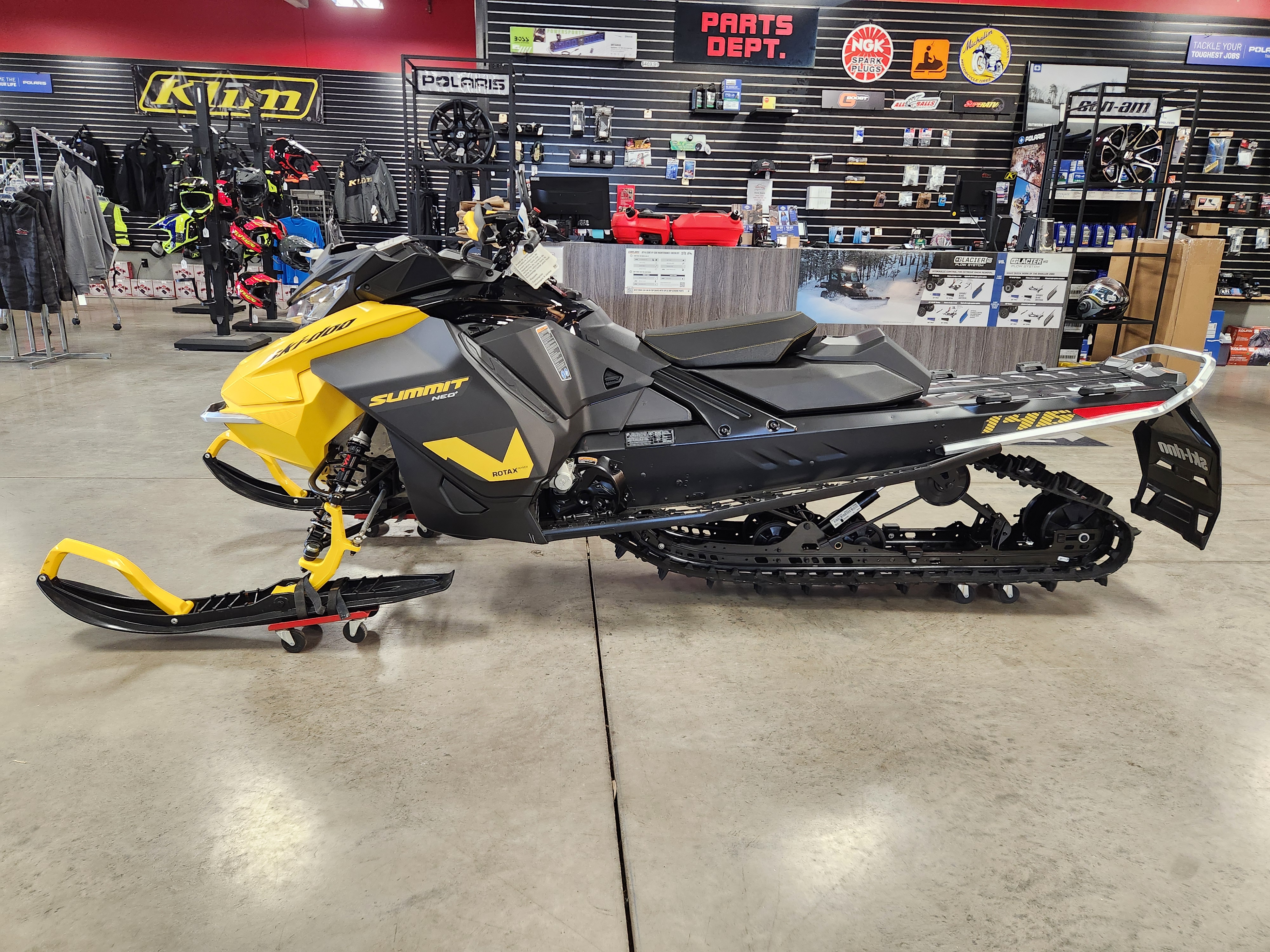 2025 Ski-Doo Summit NEO + 600 EFI Hurricane 1.75 with FlexEdge - Photo 2