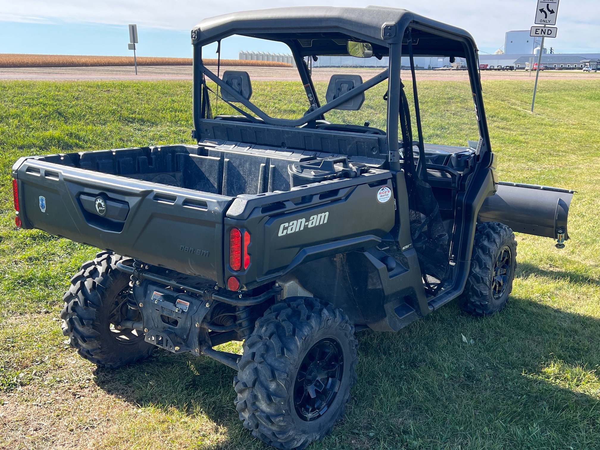 2023 Can-Am SSV DEF DPS 64 HD10 BK 23 DPS HD10 - Photo 6