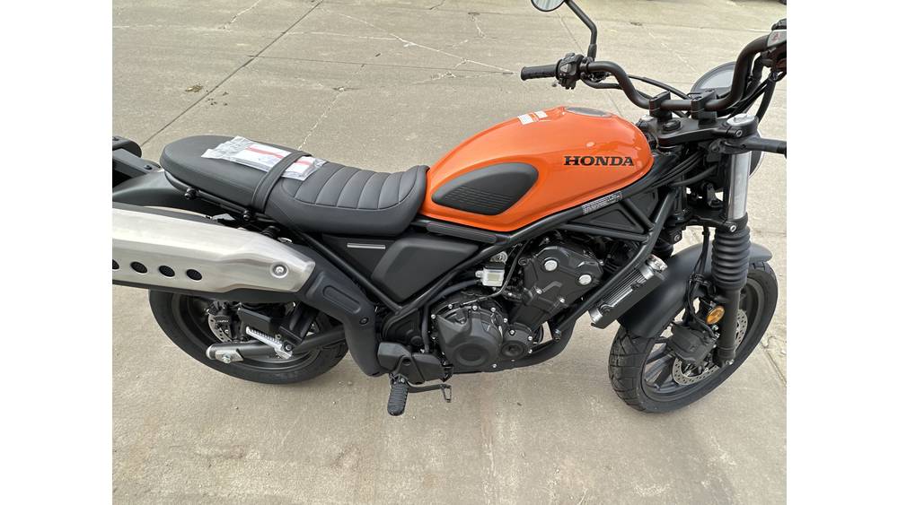 2023 Honda SCL500 - CANDY ORANGE - Photo 2
