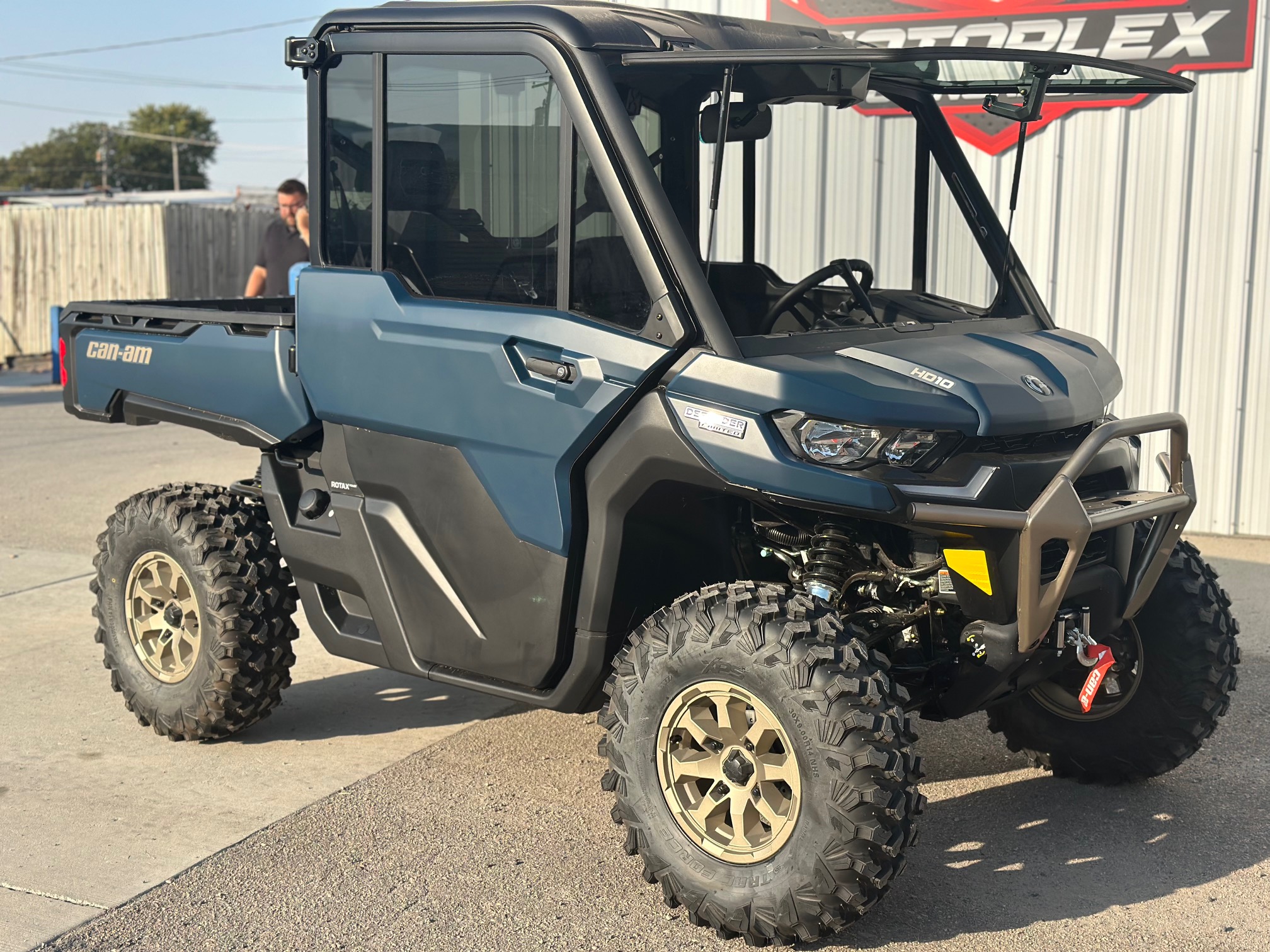 2025 Can-Am Defender LIMITED CAB HD10 - Photo 2
