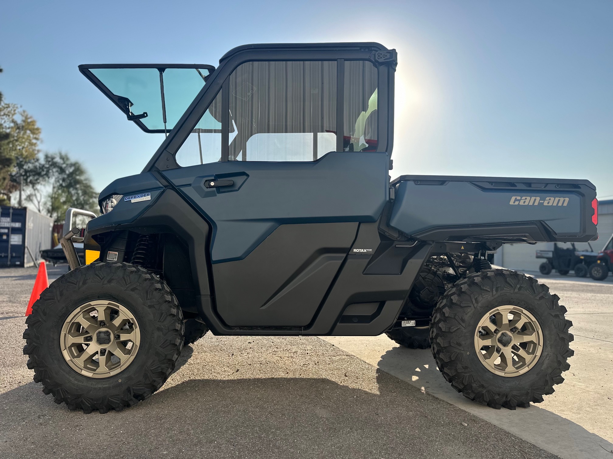 2025 Can-Am Defender LIMITED CAB HD10 - Photo 4
