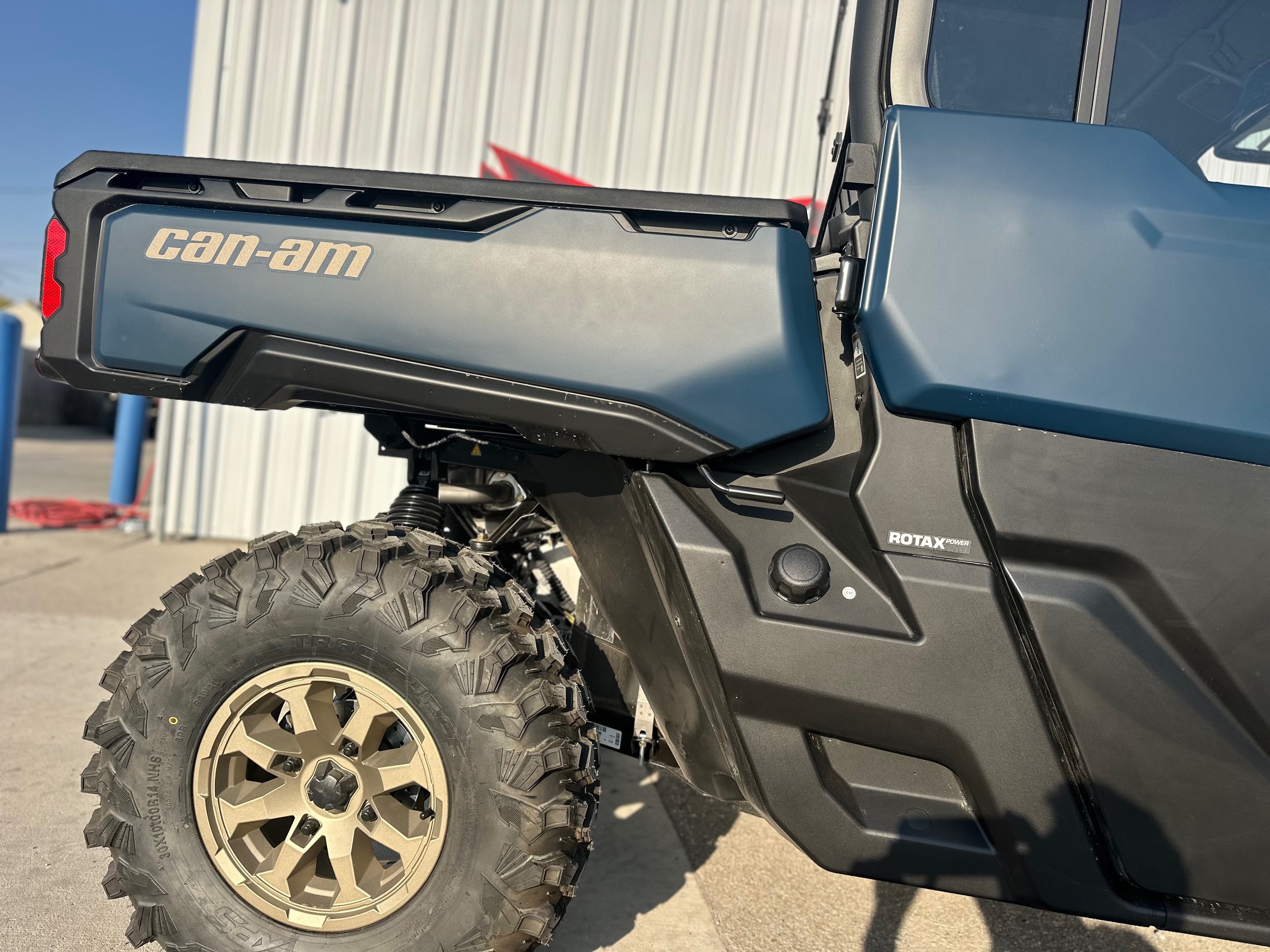2025 Can-Am Defender LIMITED CAB HD10 - Photo 6