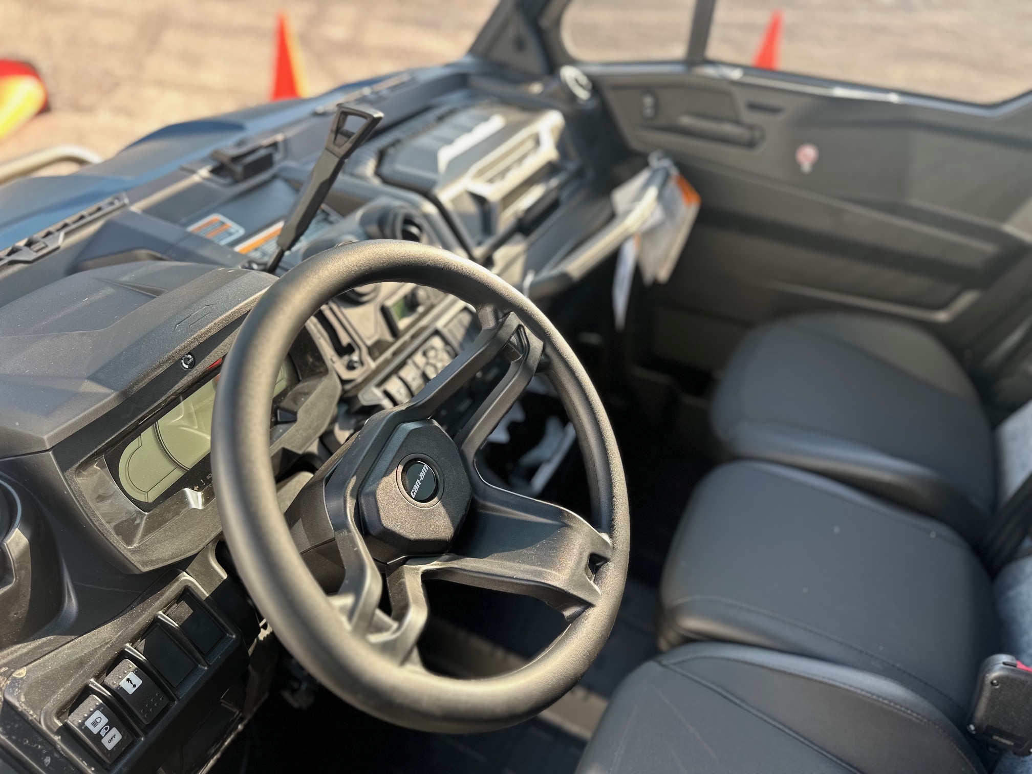 2025 Can-Am Defender LIMITED CAB HD10 - Photo 8