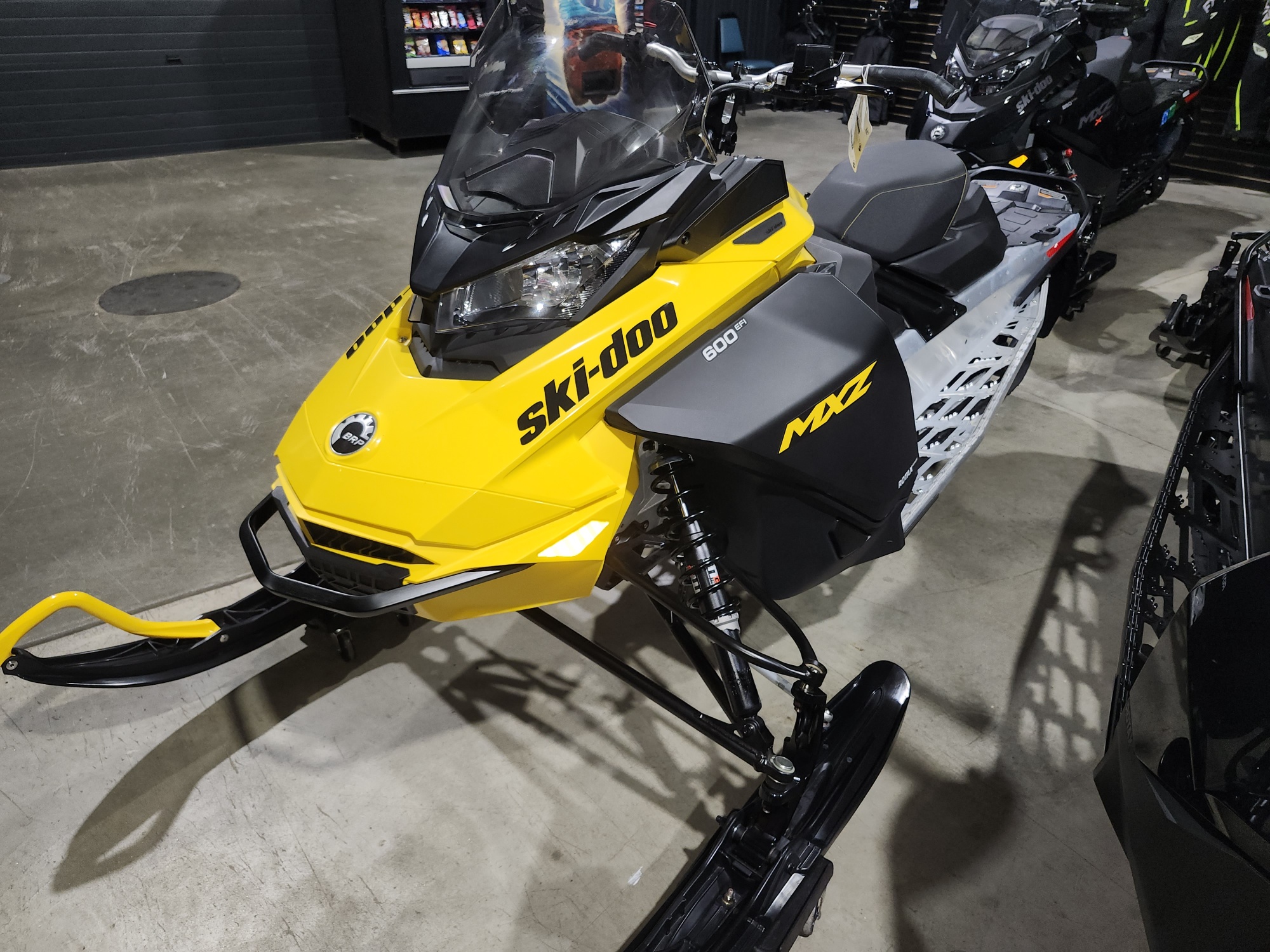 2025 Ski-Doo MXZ SPORT 600 EFI 129" YELLOW