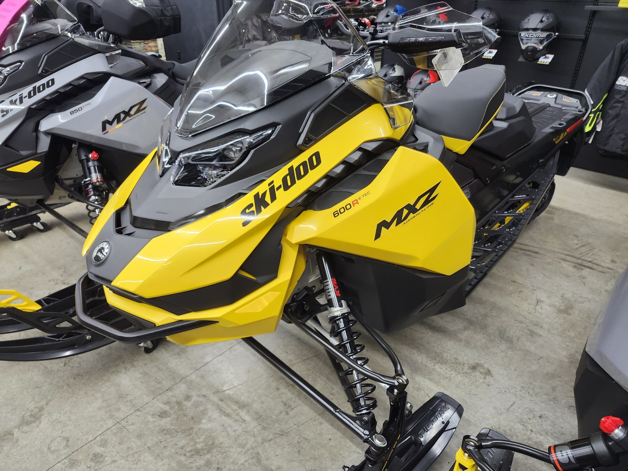 2025 Ski-Doo MXZ ADRENALINE 600 ETEC 137"