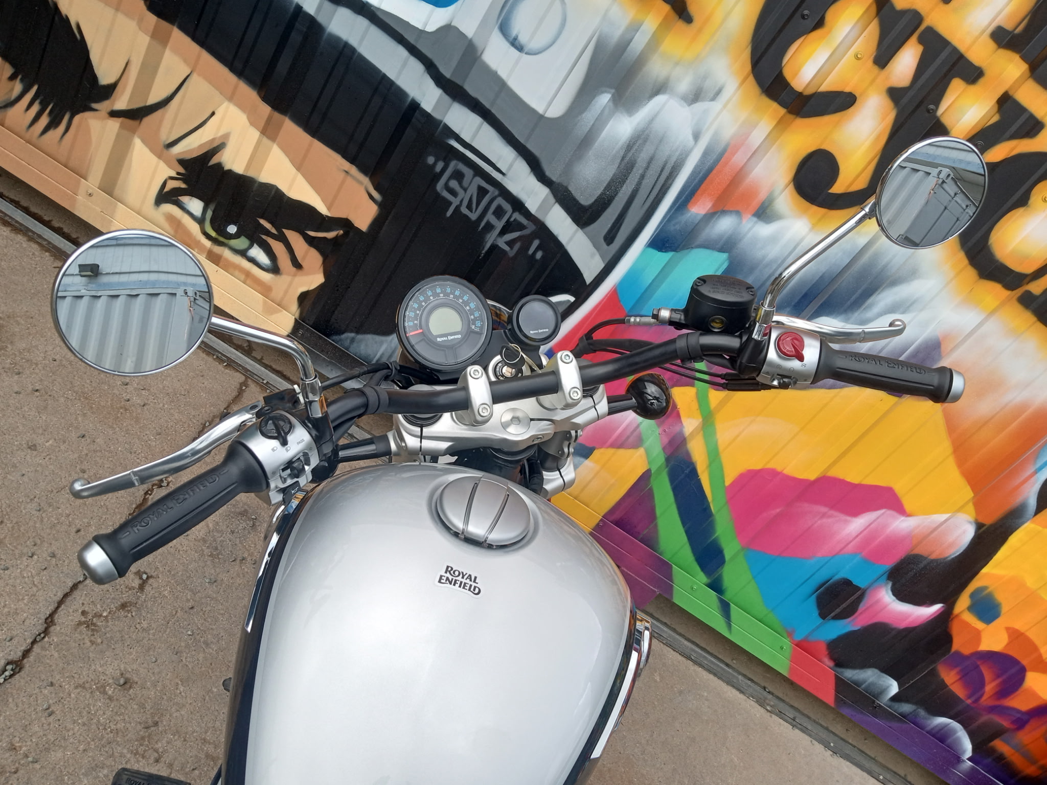 2024 Royal Enfield Super Meteor 650 Interstellar Grey - Photo 10