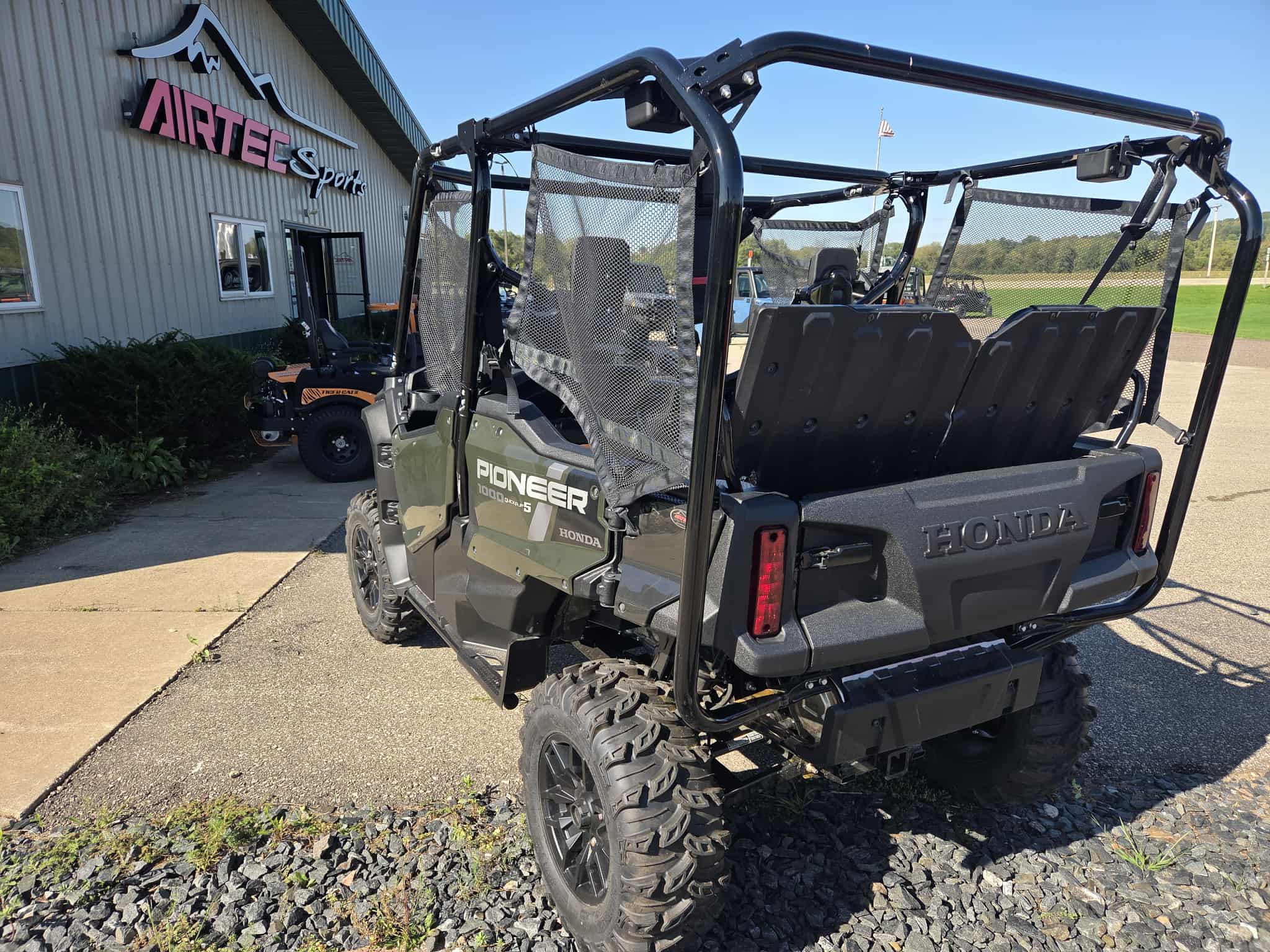 2025 Honda Pioneer 1000-5 Deluxe - Photo 9