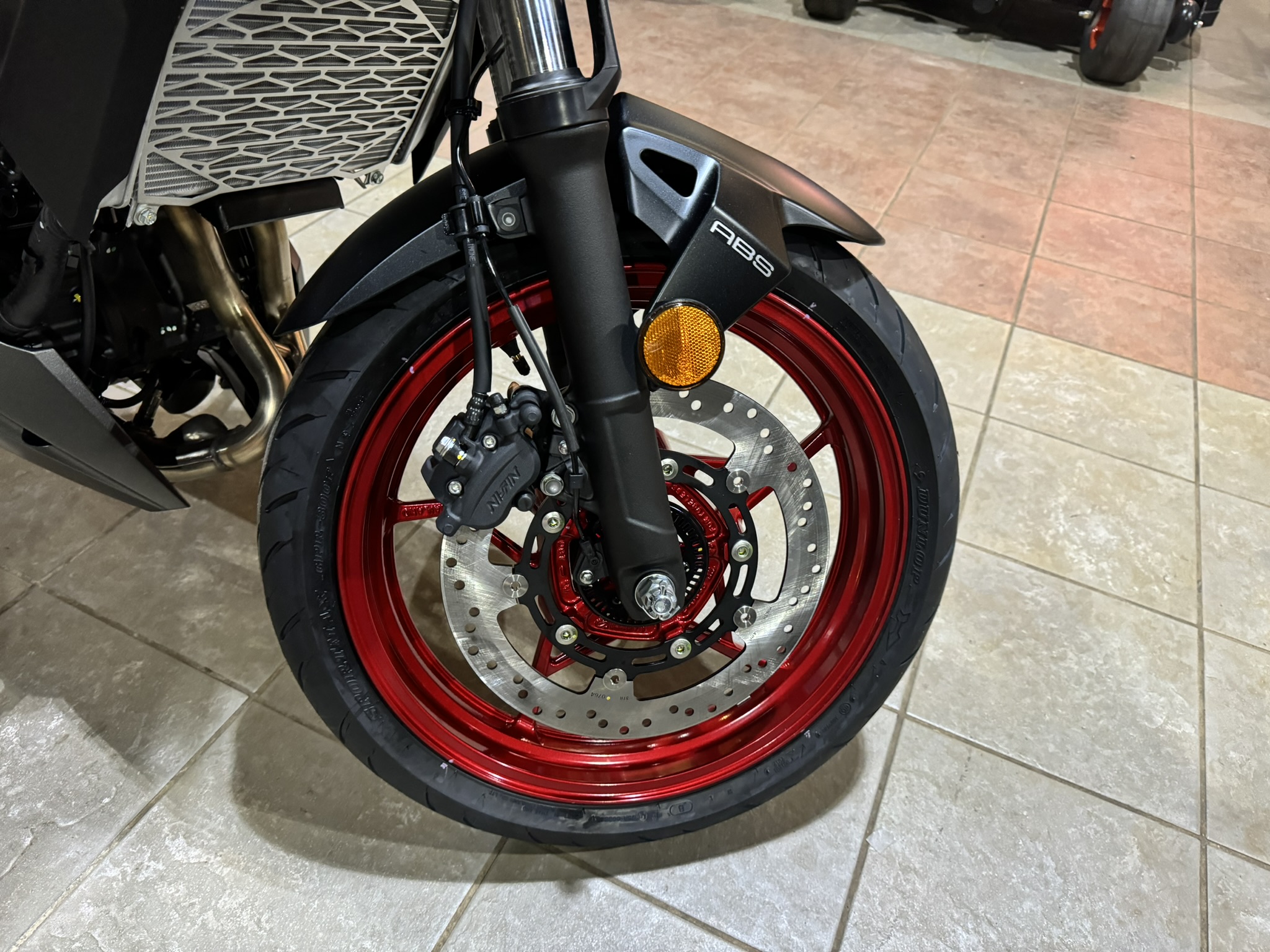 2024 Kawasaki Z500 SE ABS - Candy Persimmon Red/Metallic Flat Spark Black/Metallic Matte Graphenesteel Gray - Photo 5