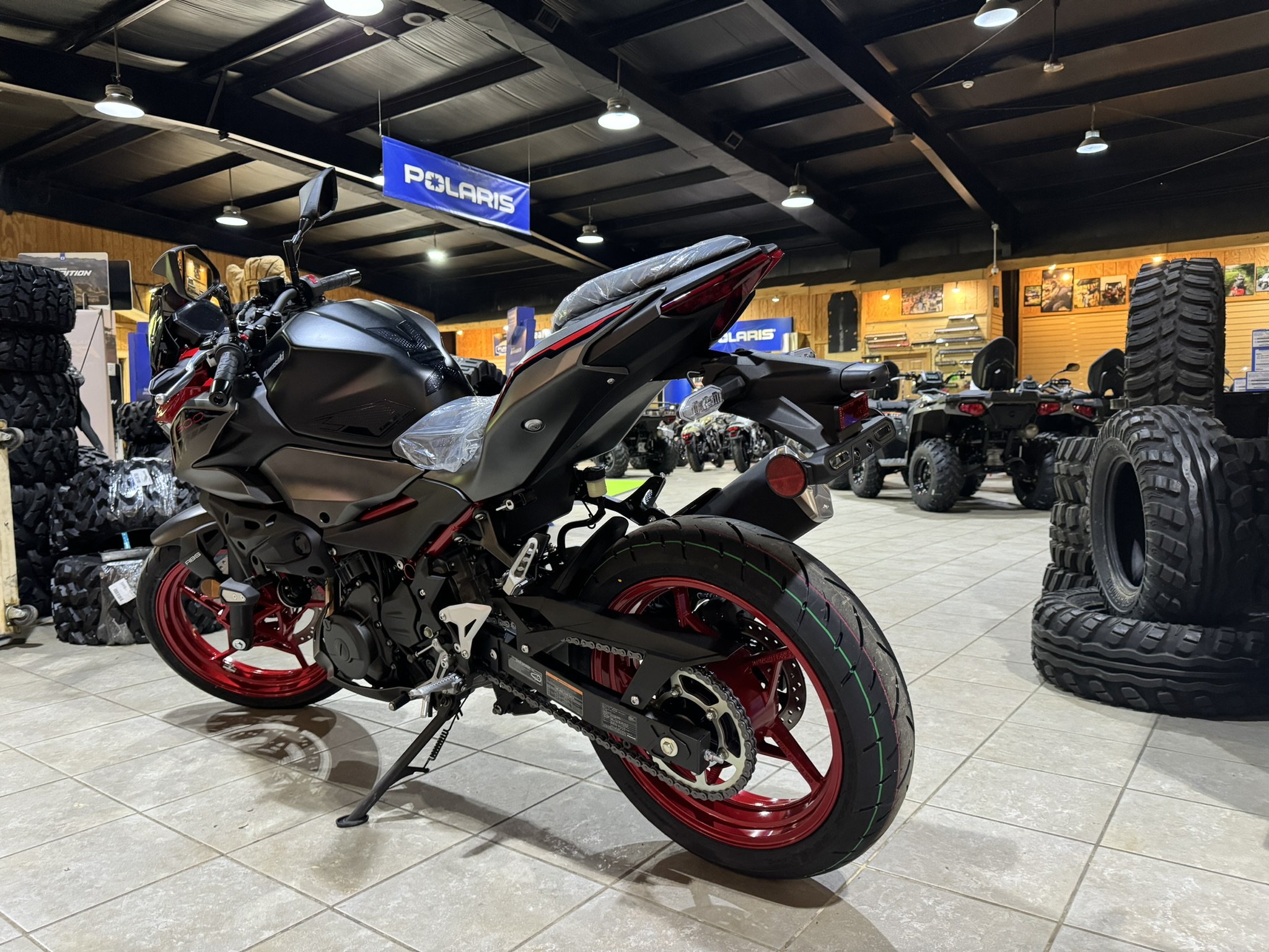 2024 Kawasaki Z500 SE ABS - Candy Persimmon Red/Metallic Flat Spark Black/Metallic Matte Graphenesteel Gray - Photo 6