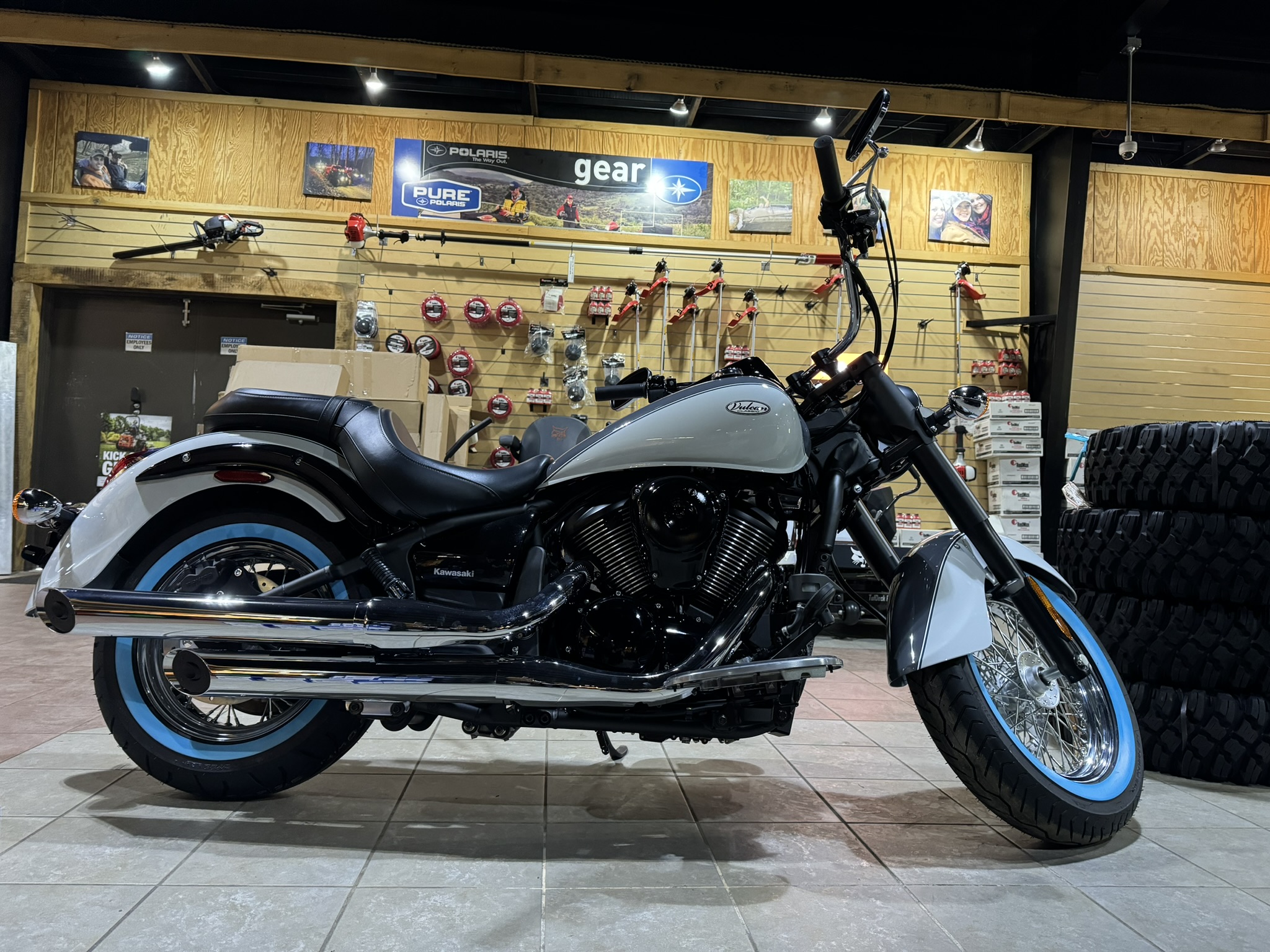 2024 Kawasaki Vulcan® 900 Classic - Pearl Storm Gray/Pearl Robotic White - Photo 5