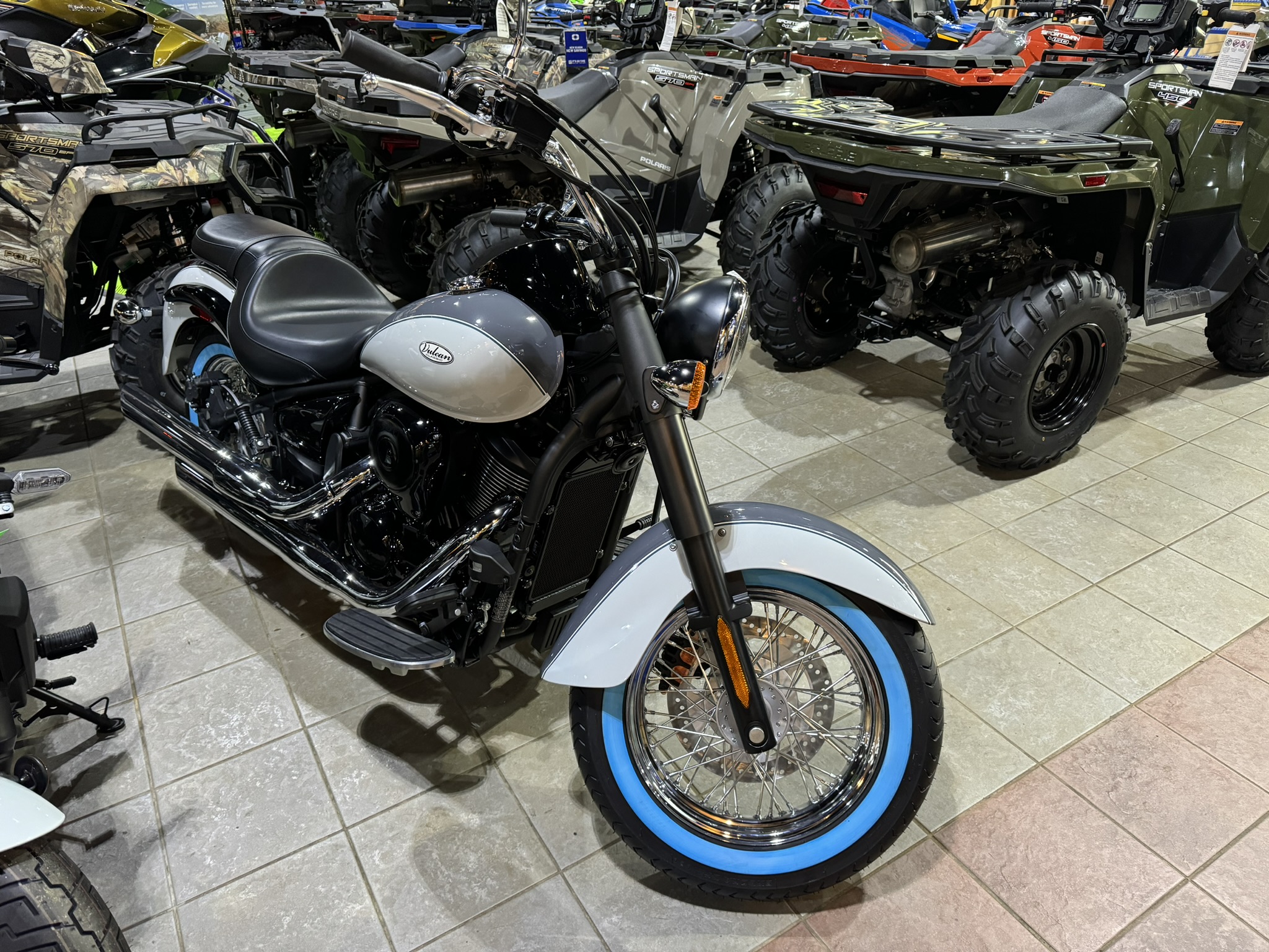 2024 Kawasaki Vulcan® 900 Classic - Pearl Storm Gray/Pearl Robotic White - Photo 7
