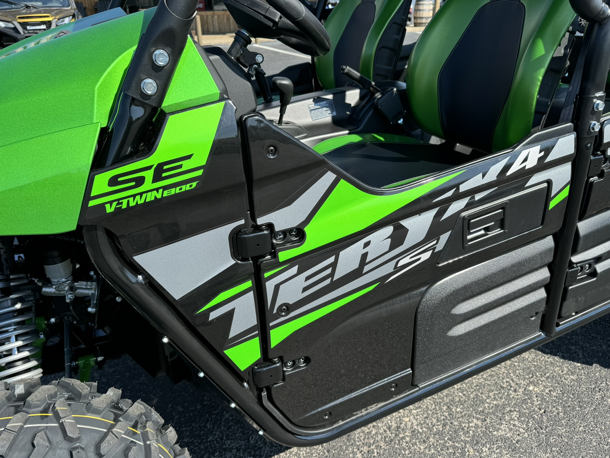 2025 Kawasaki Teryx4™ S SE - Candy Lime Green / Super Black - Photo 2