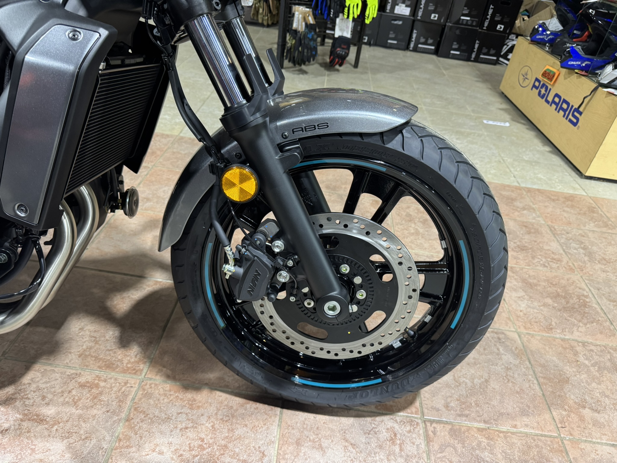 2025 Kawasaki Vulcan® S Café 650 - Metallic Moondust Gray / Metallic Spark Black - Photo 5