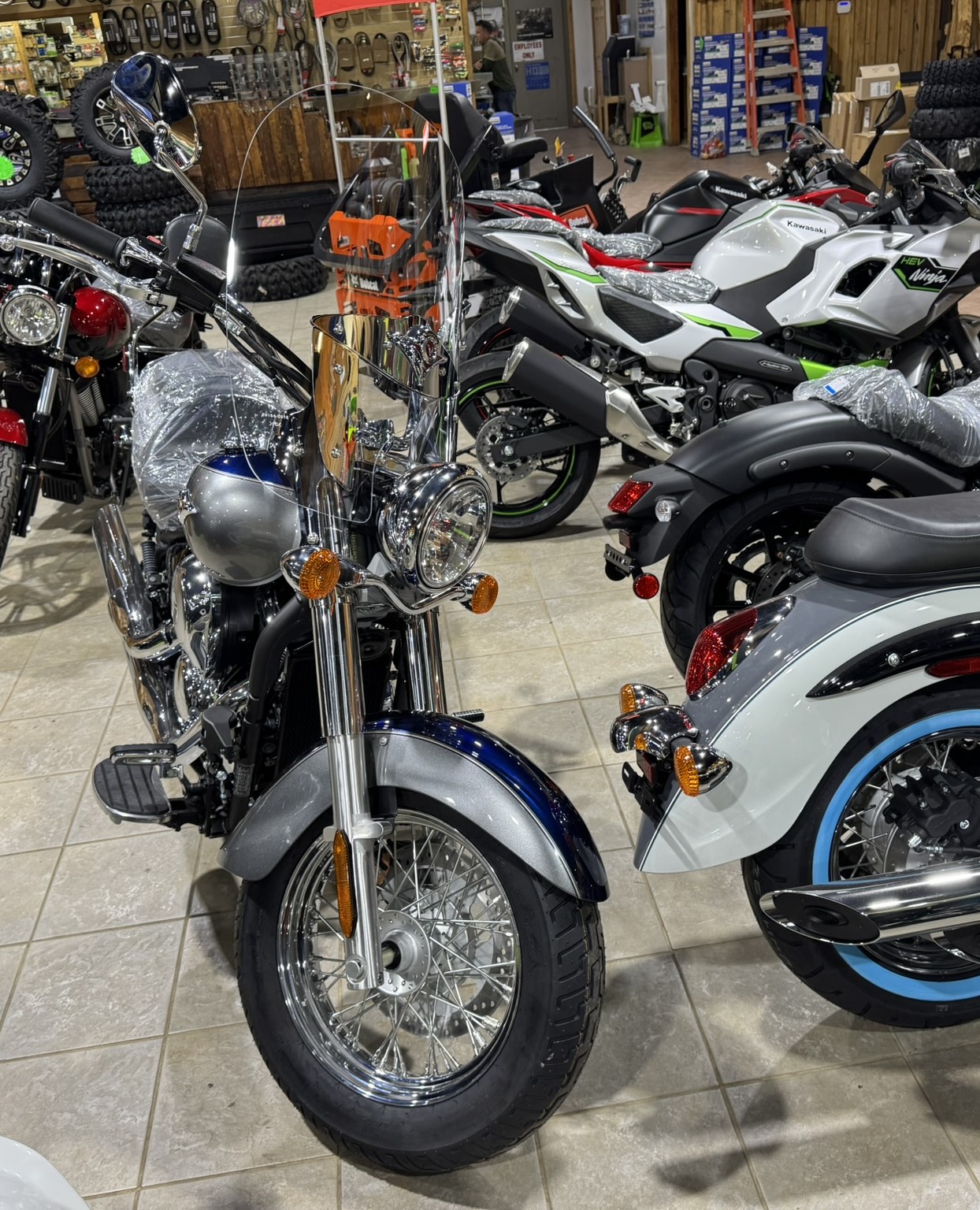 2025 Kawasaki Vulcan® 900 Classic LT - Metallic Ocean Blue/Metallic Moondust Gray - Photo 7