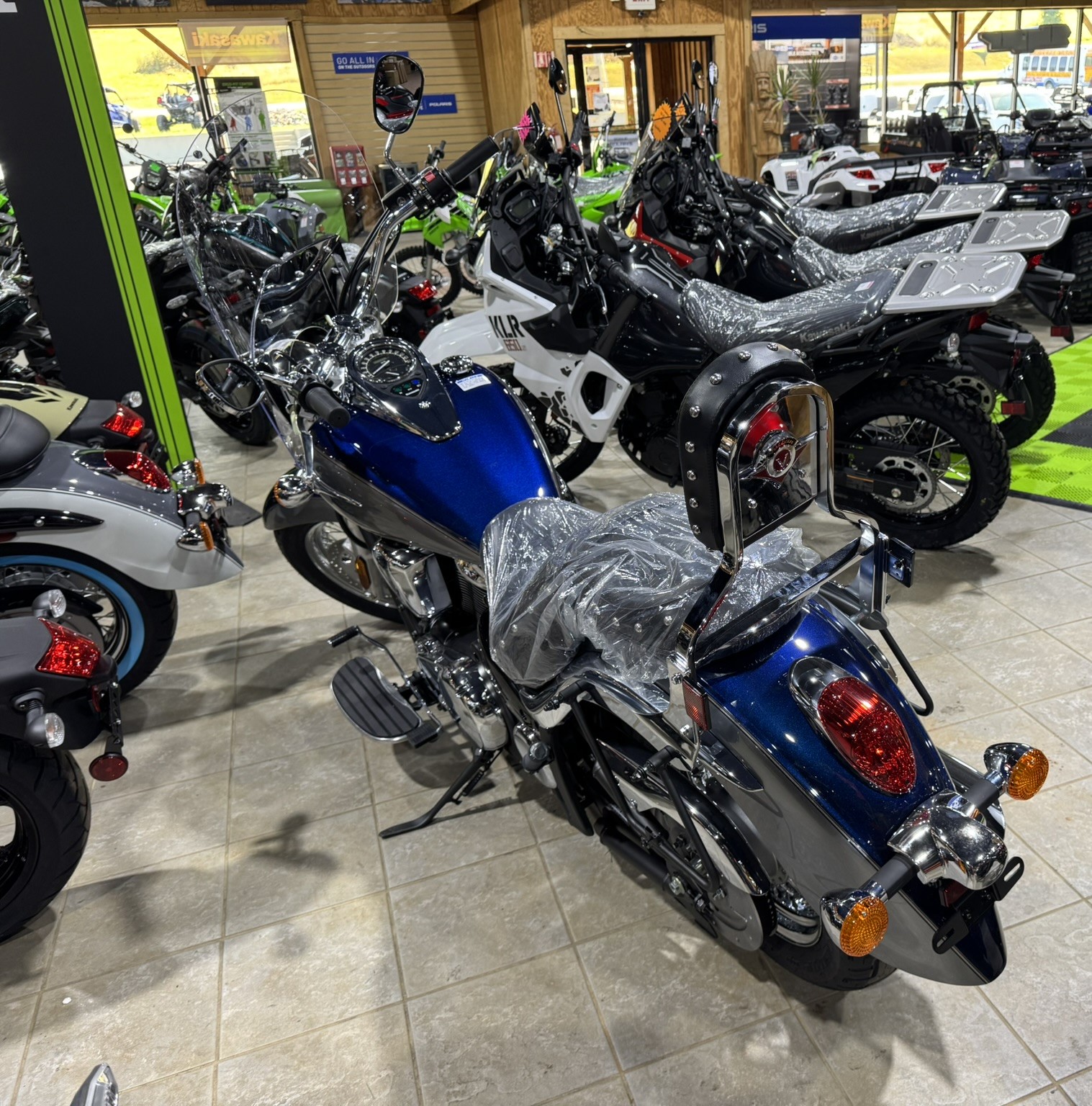 2025 Kawasaki Vulcan® 900 Classic LT - Metallic Ocean Blue/Metallic Moondust Gray - Photo 9