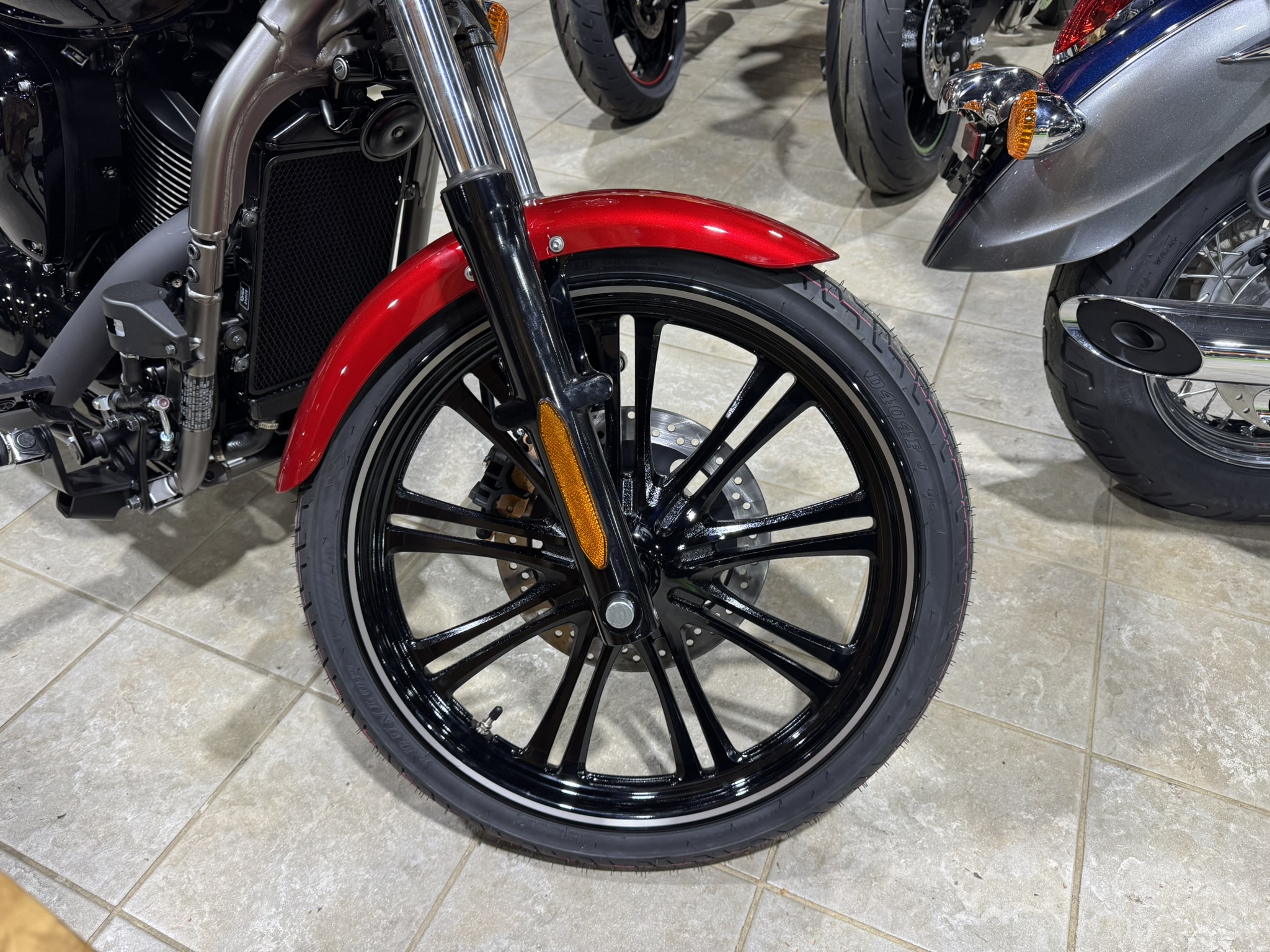 2025 Kawasaki Vulcan® 900 Custom - Candy Fire Red / Ebony - Photo 5