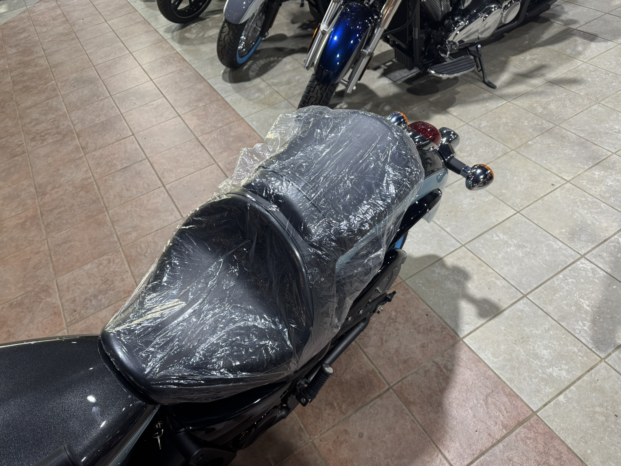 2025 Kawasaki Vulcan® 900 Classic - Metallic Carbon Gray / Phantom Blue - Photo 5