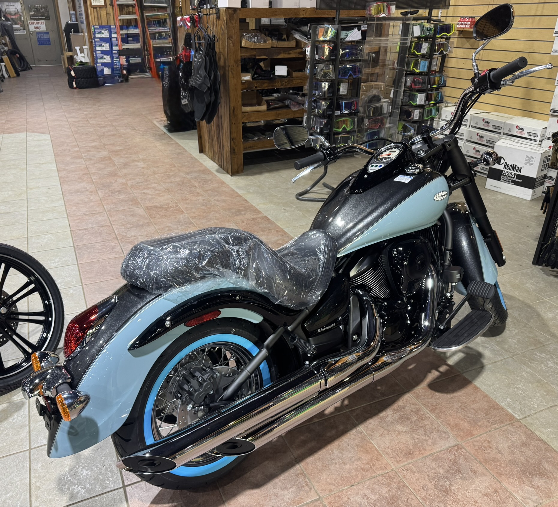 2025 Kawasaki Vulcan® 900 Classic - Metallic Carbon Gray / Phantom Blue - Photo 7