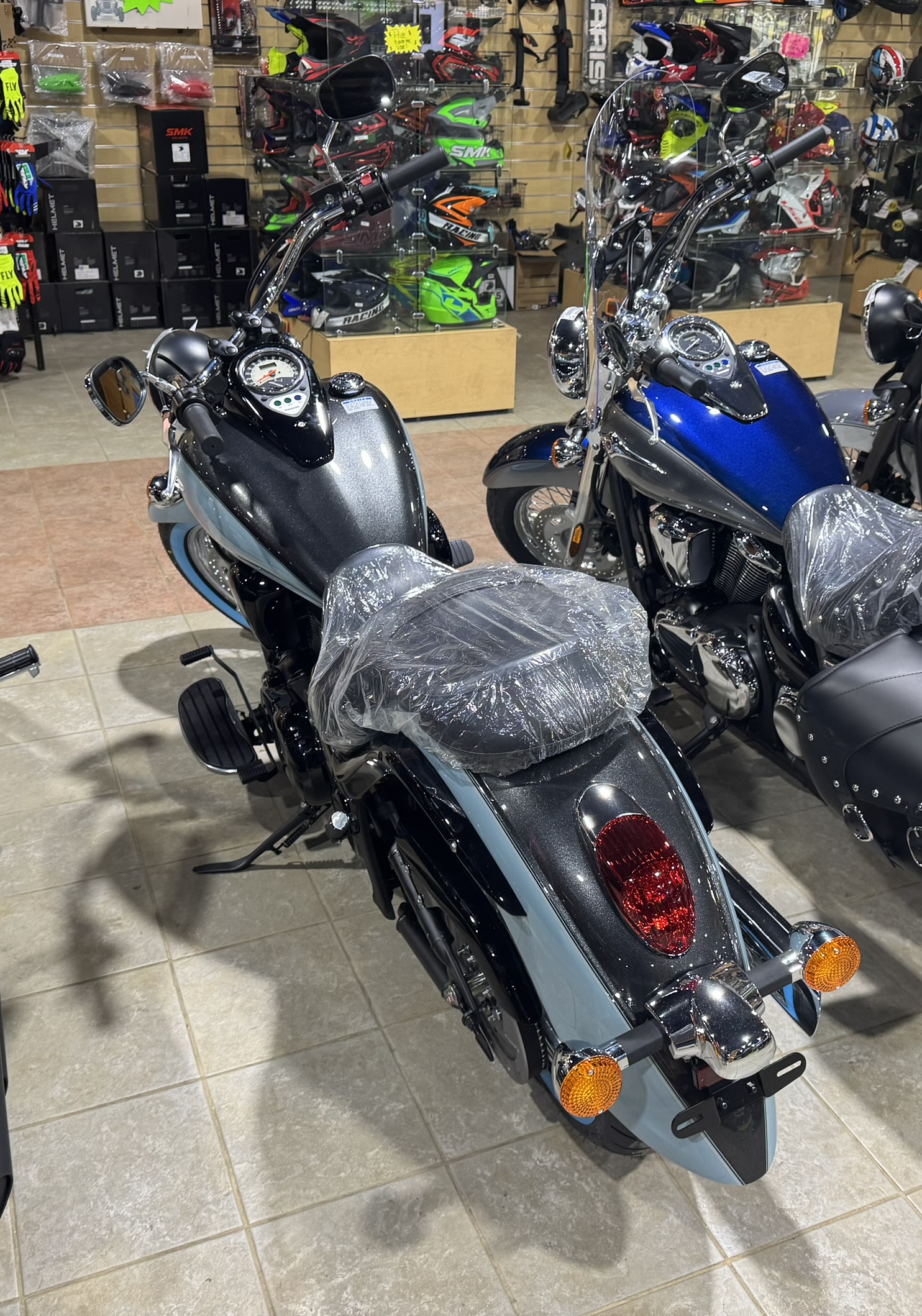 2025 Kawasaki Vulcan® 900 Classic - Metallic Carbon Gray / Phantom Blue - Photo 8