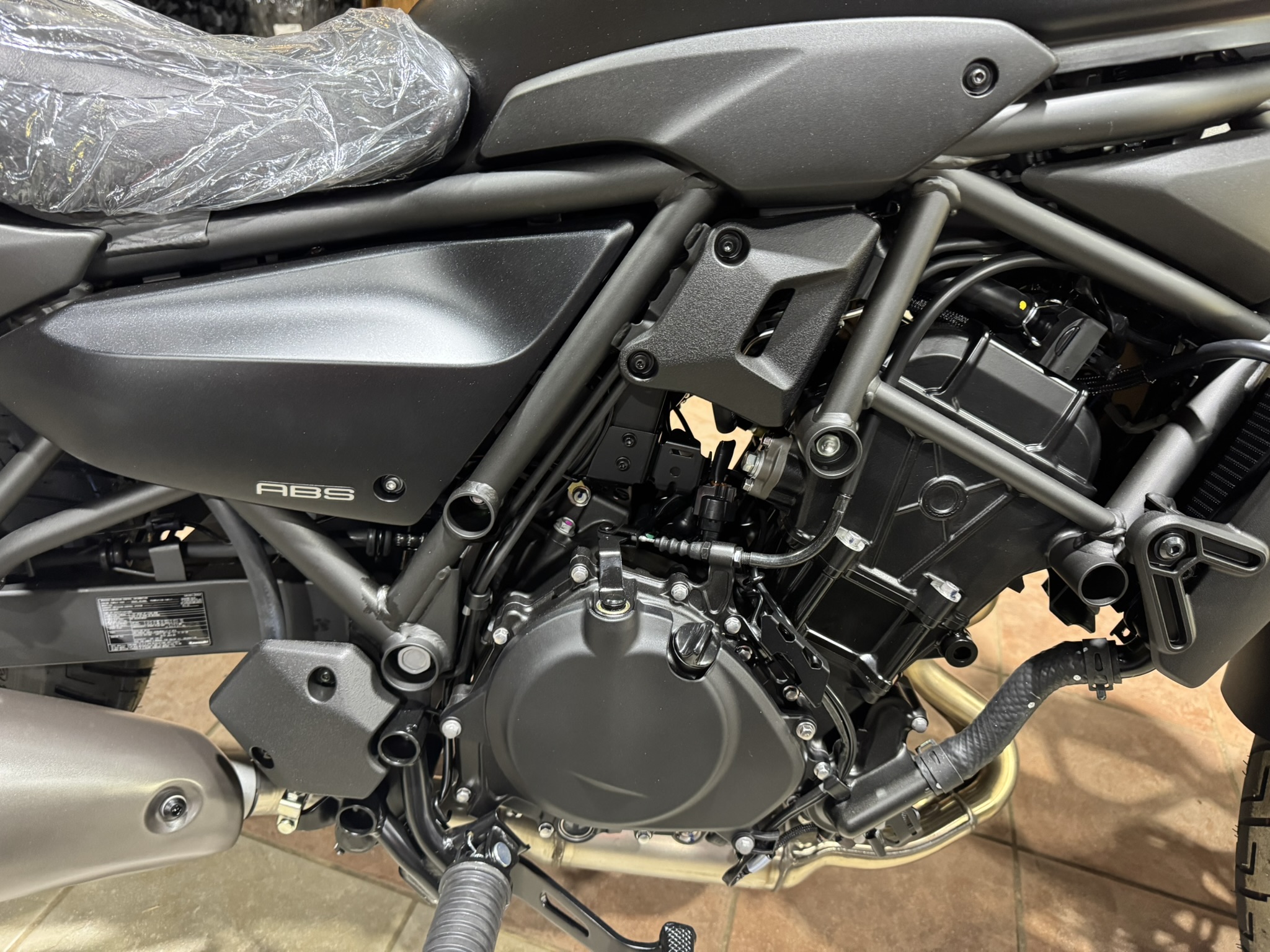 2025 Kawasaki Eliminator® ABS - Metallic Flat Spark Black - Photo 6