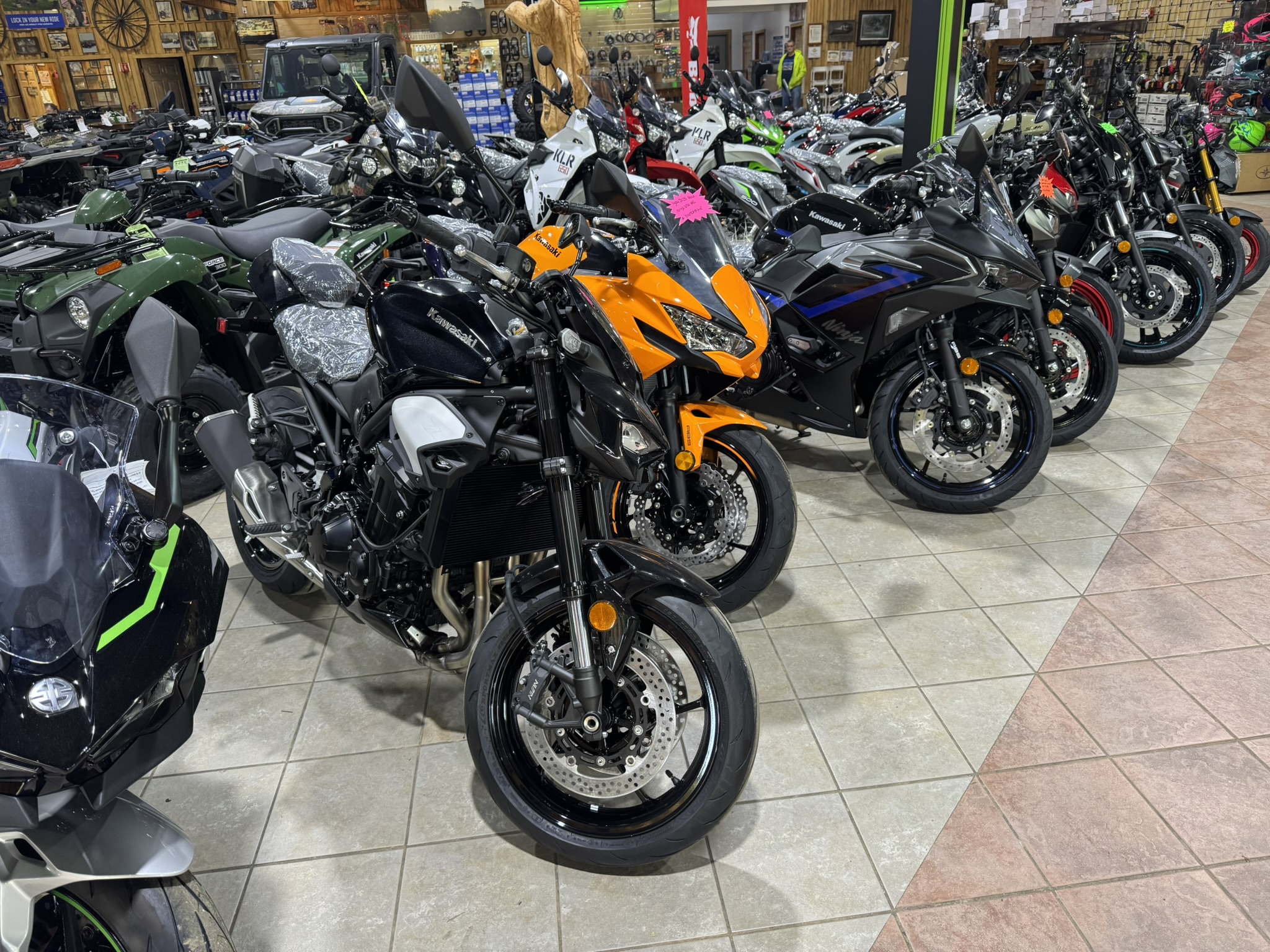 2025 Kawasaki Z900 ABS - Metallic Spark Black/Metallic Carbon Gray/Ebony - Photo 5