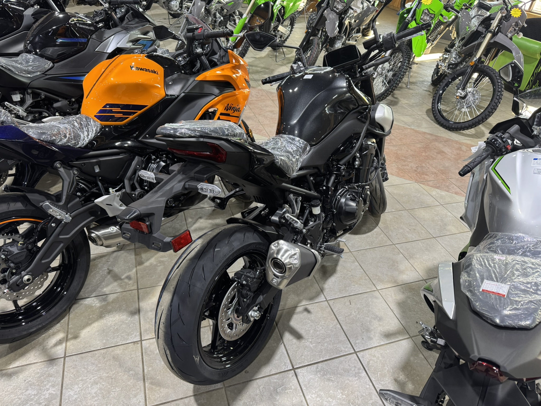 2025 Kawasaki Z900 ABS - Metallic Spark Black/Metallic Carbon Gray/Ebony - Photo 7