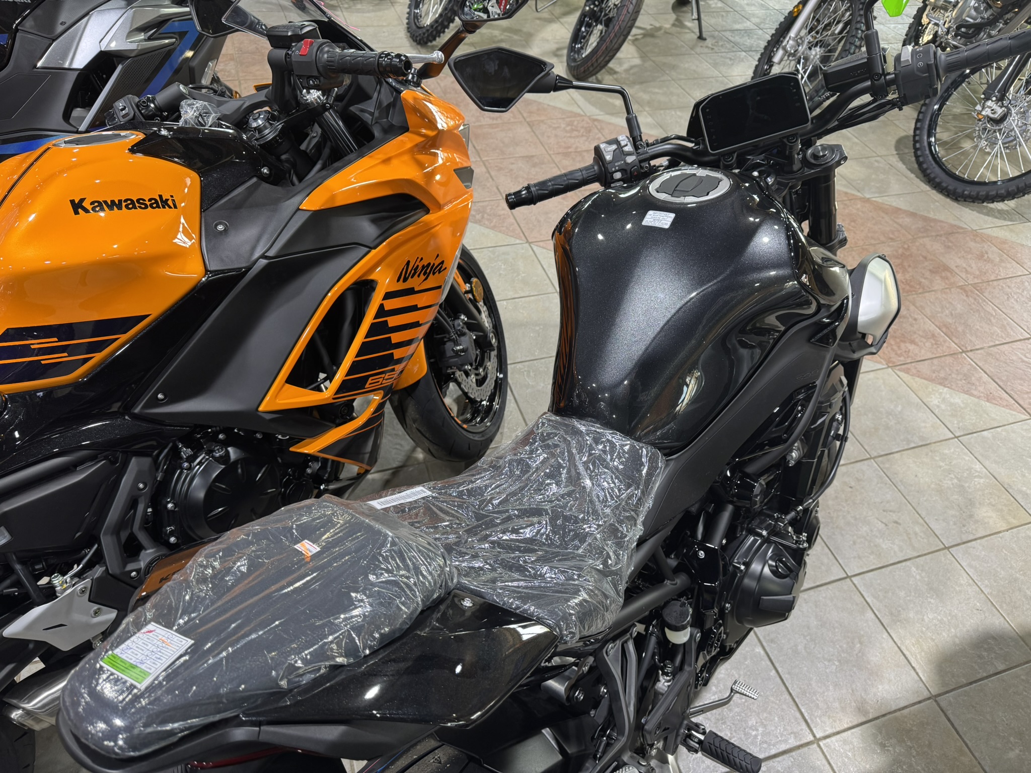 2025 Kawasaki Z900 ABS - Metallic Spark Black/Metallic Carbon Gray/Ebony - Photo 8