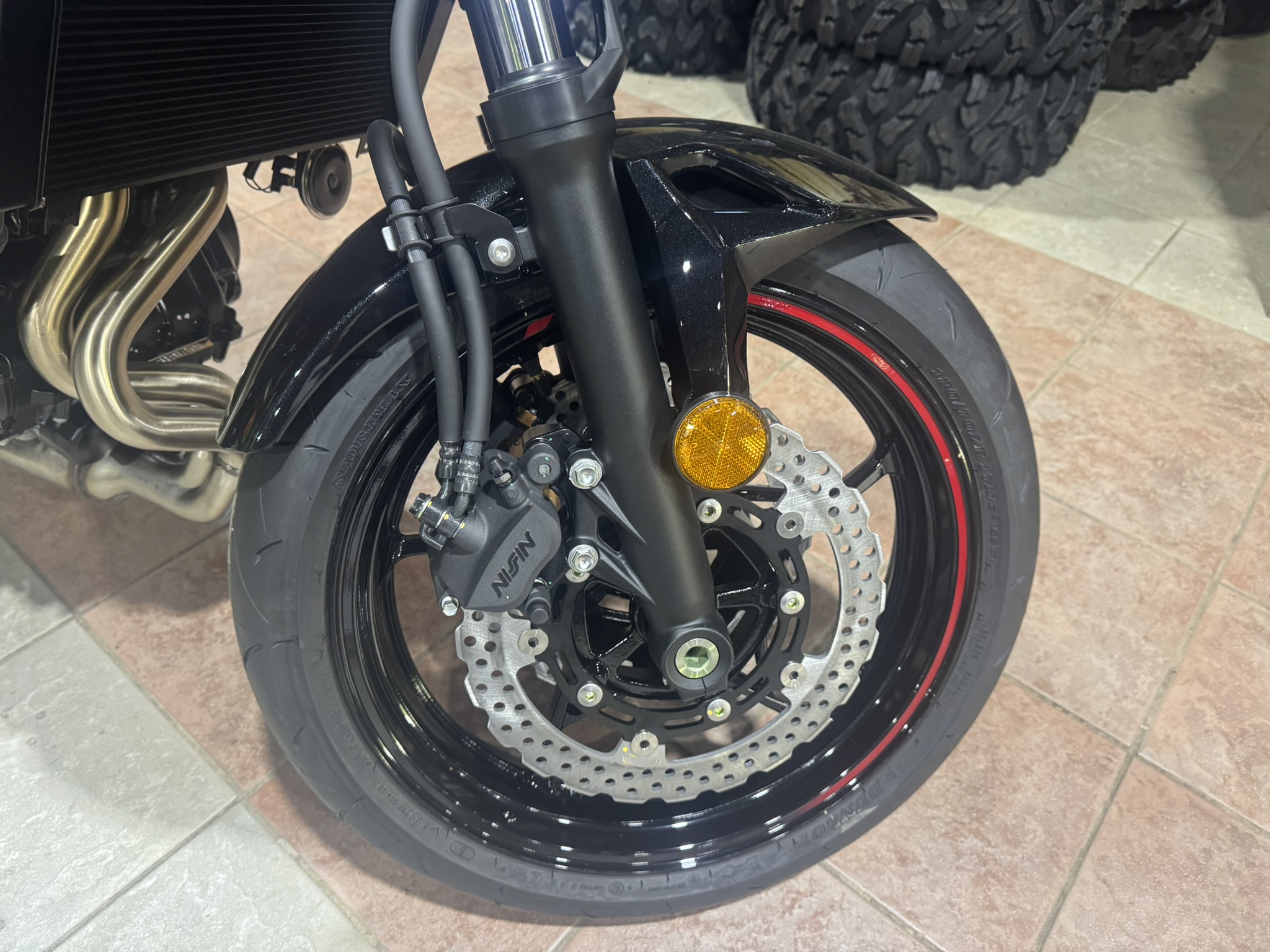 2025 Kawasaki Z650 BASE - Metallic Matte Dark Gray / Metallic Spark Black - Photo 5