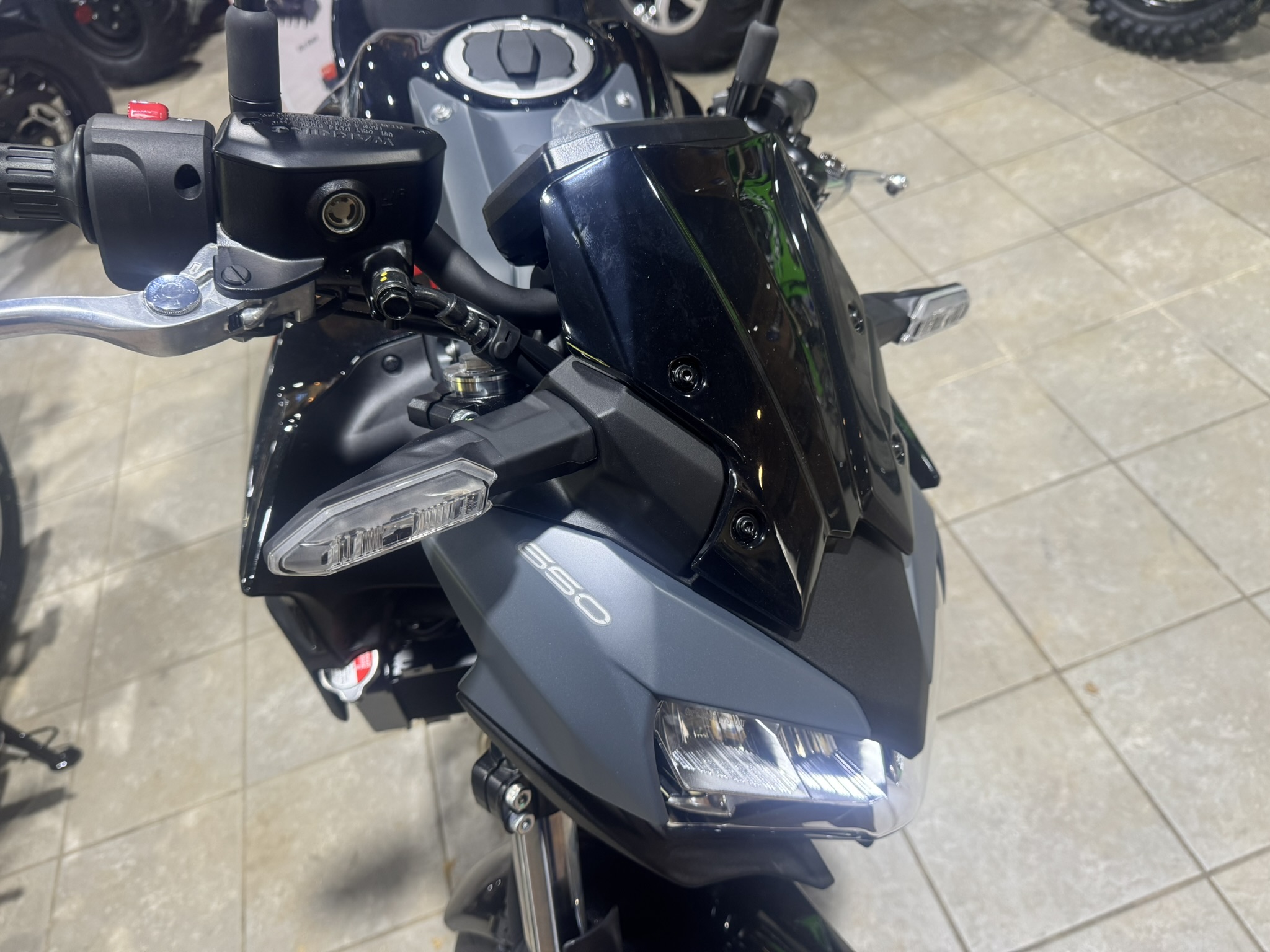 2025 Kawasaki Z650 BASE - Metallic Matte Dark Gray / Metallic Spark Black - Photo 6