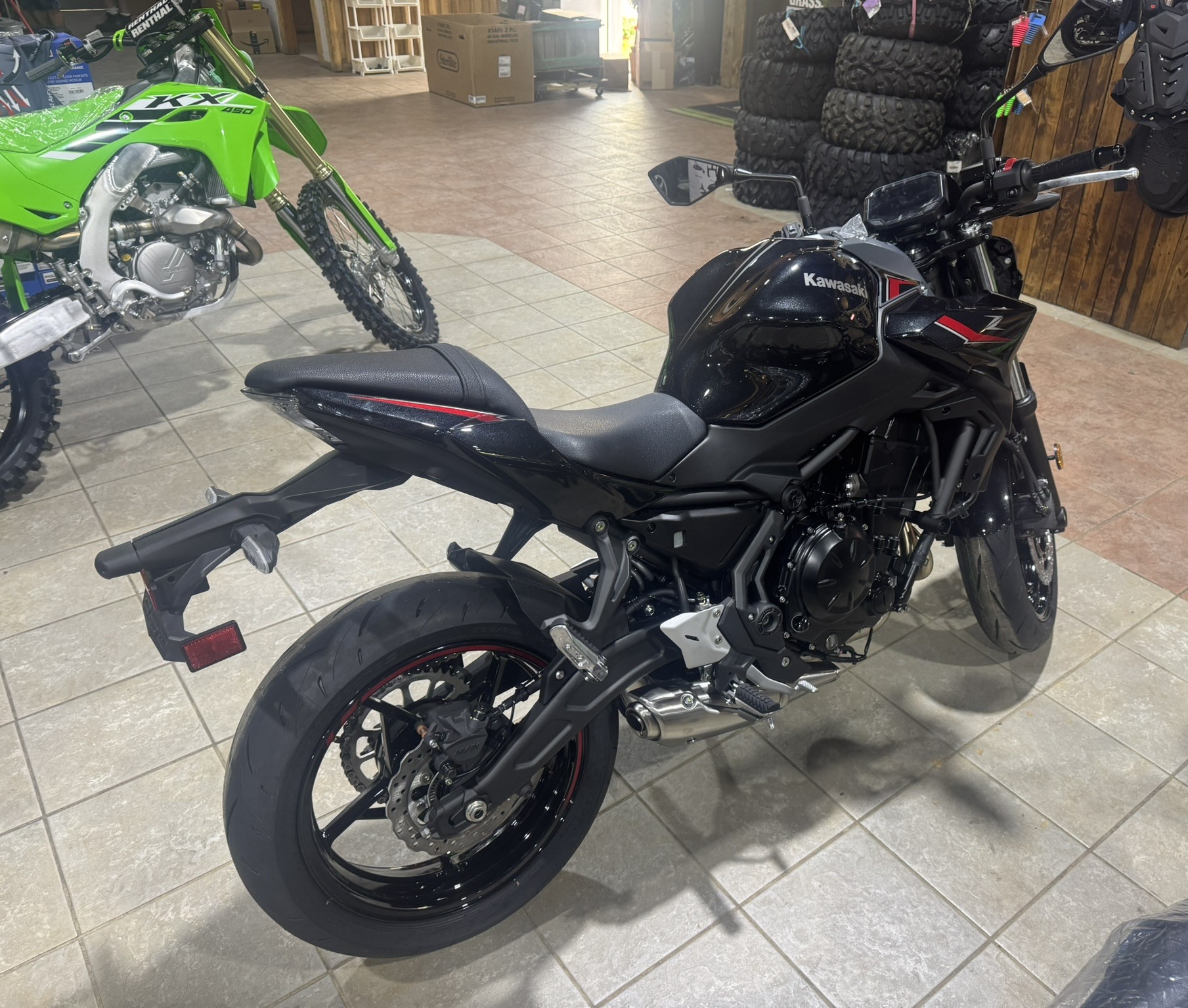 2025 Kawasaki Z650 BASE - Metallic Matte Dark Gray / Metallic Spark Black - Photo 9