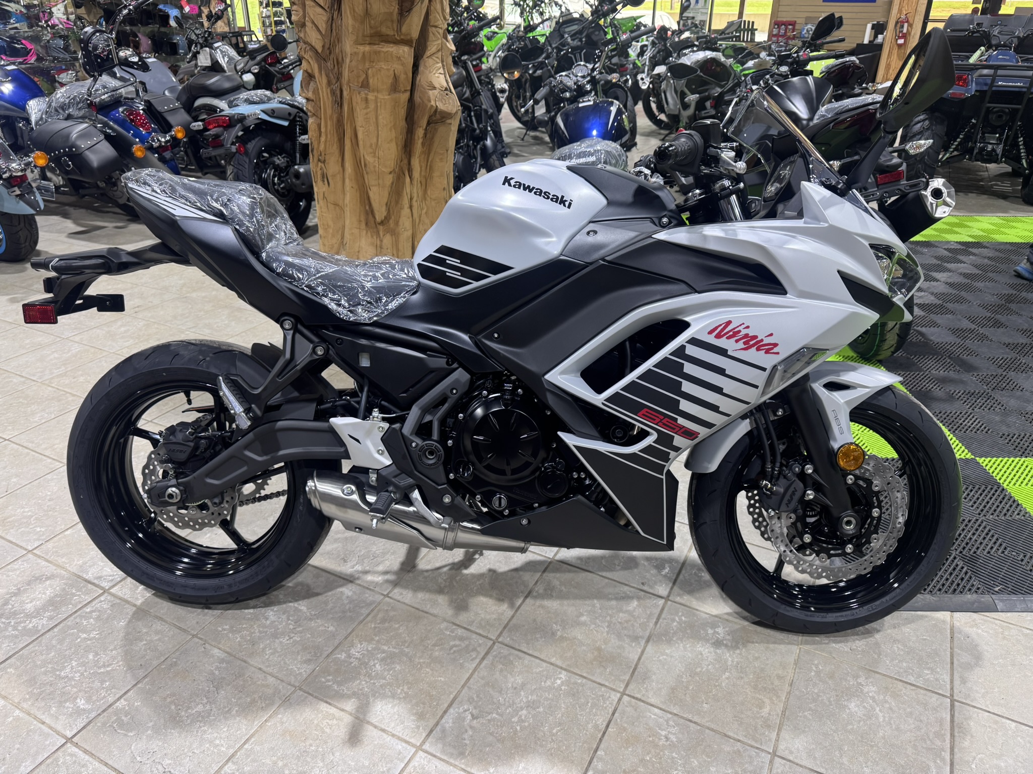 2026 Kawasaki Ninja® 650 ABS - Metallic Matte Whitish Silver / Metallic Flat Spark Black