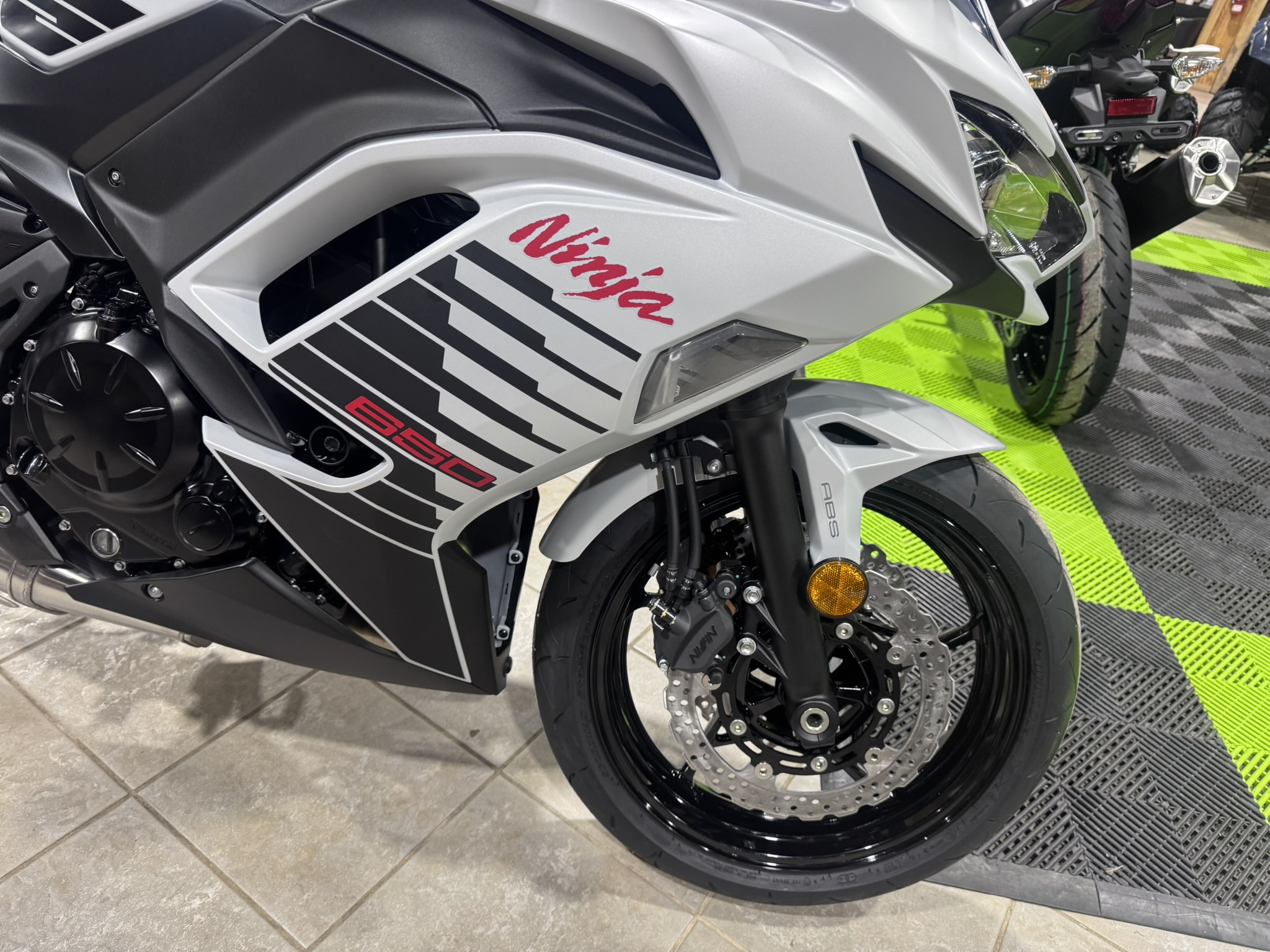 2026 Kawasaki Ninja® 650 ABS - Metallic Matte Whitish Silver / Metallic Flat Spark Black - Photo 2
