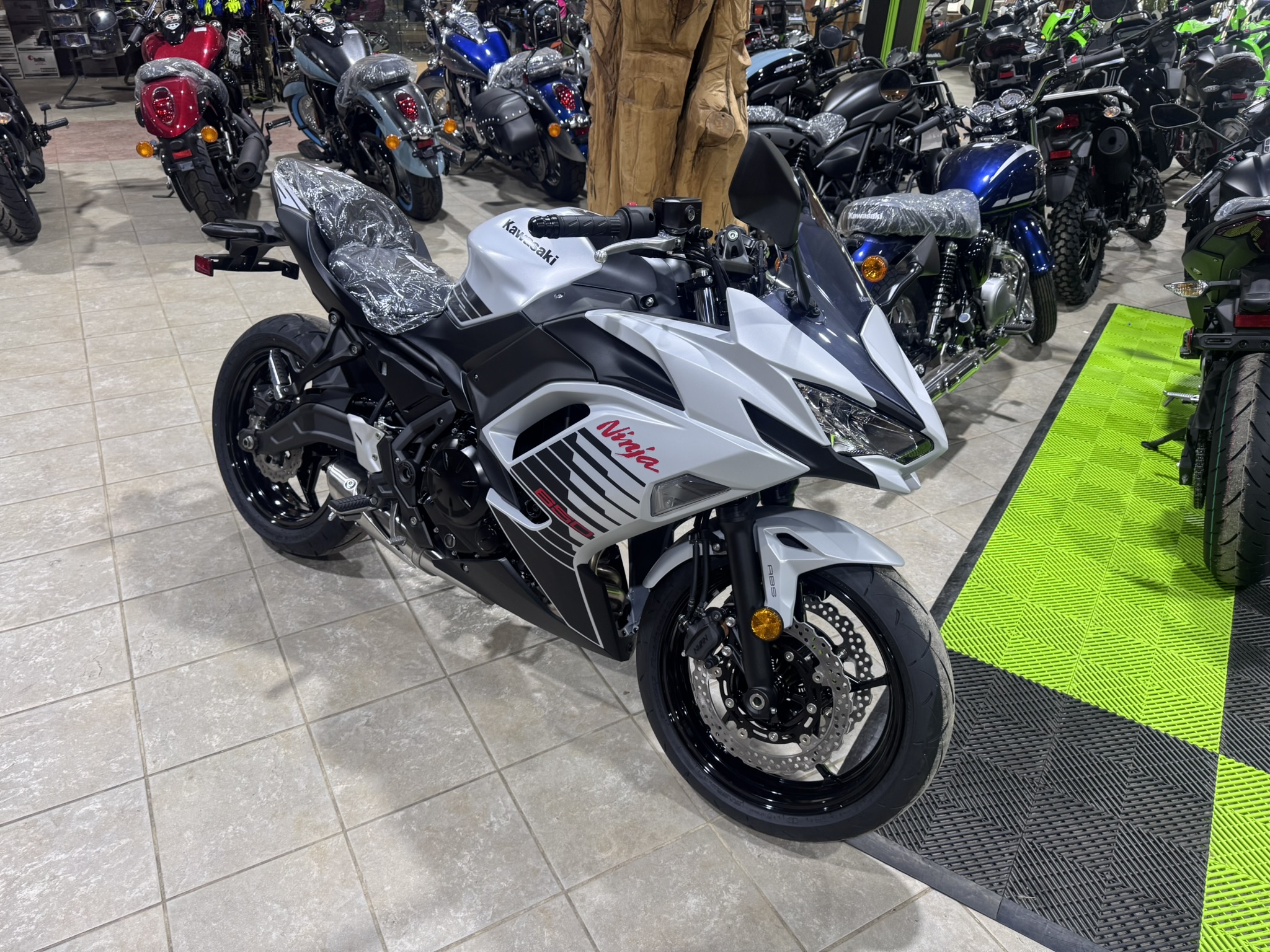 2026 Kawasaki Ninja® 650 ABS - Metallic Matte Whitish Silver / Metallic Flat Spark Black - Photo 3