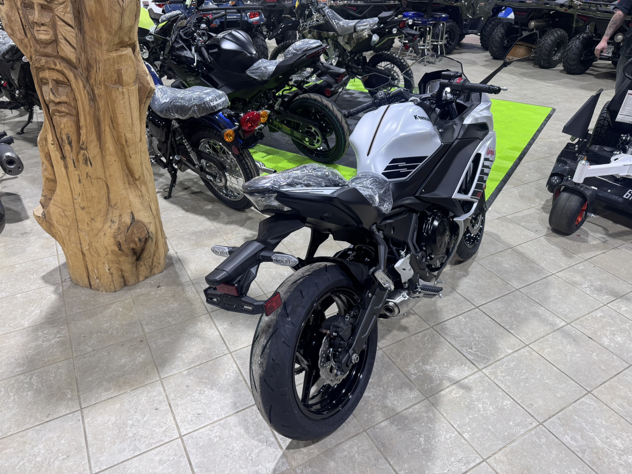 2026 Kawasaki Ninja® 650 ABS - Metallic Matte Whitish Silver / Metallic Flat Spark Black - Photo 5