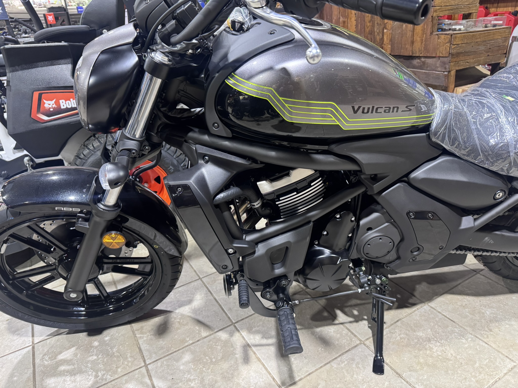 2026 Kawasaki Vulcan® S ABS - Metallic Matte Graphite Gray - Photo 2