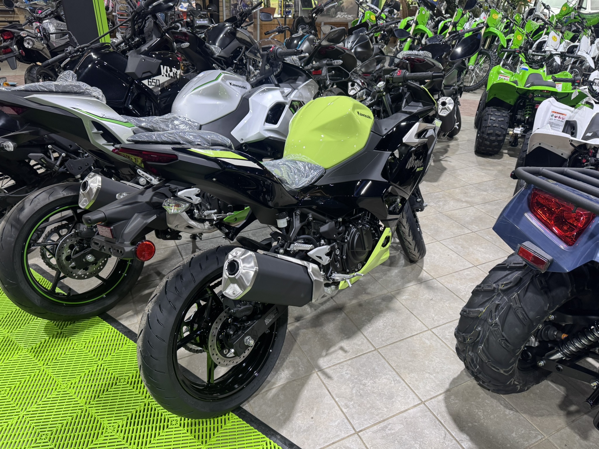 2026 Kawasaki Ninja® 500 ABS - Metallic Yellowish Green / Ebony - Photo 4