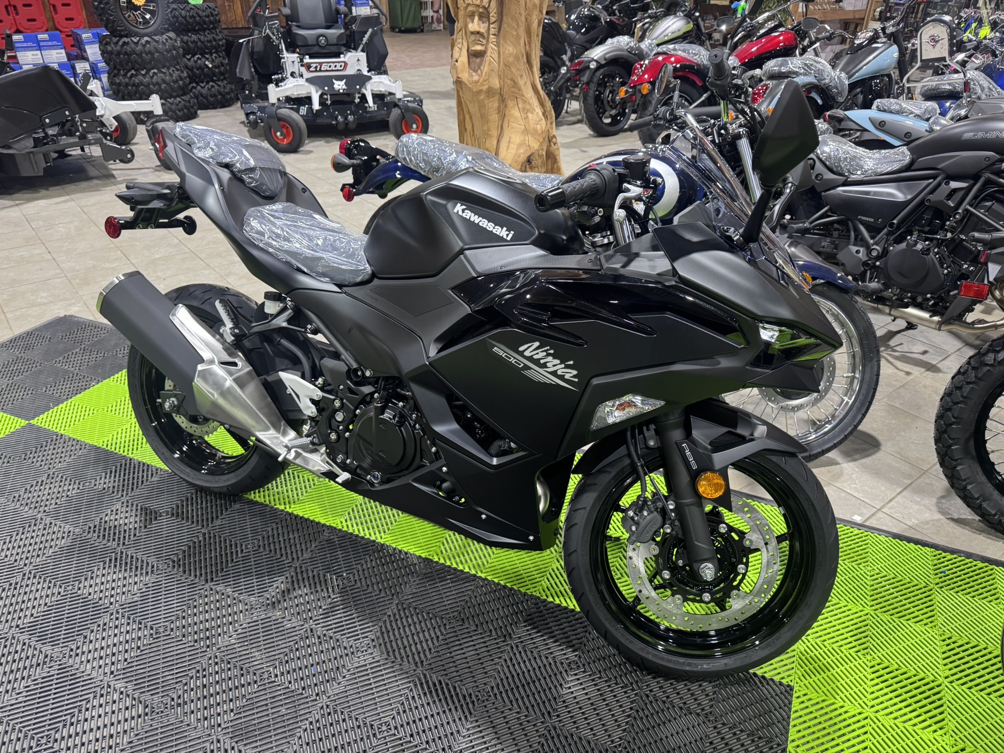 2026 Kawasaki Ninja® 500 ABS - Metallic Flat Spark Black / Metallic Spark Black