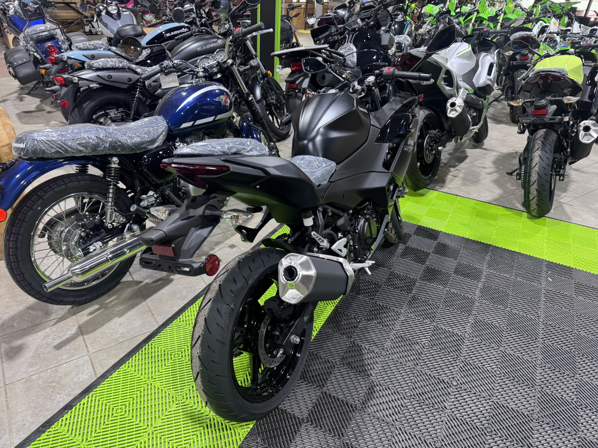 2026 Kawasaki Ninja® 500 ABS - Metallic Flat Spark Black / Metallic Spark Black - Photo 4