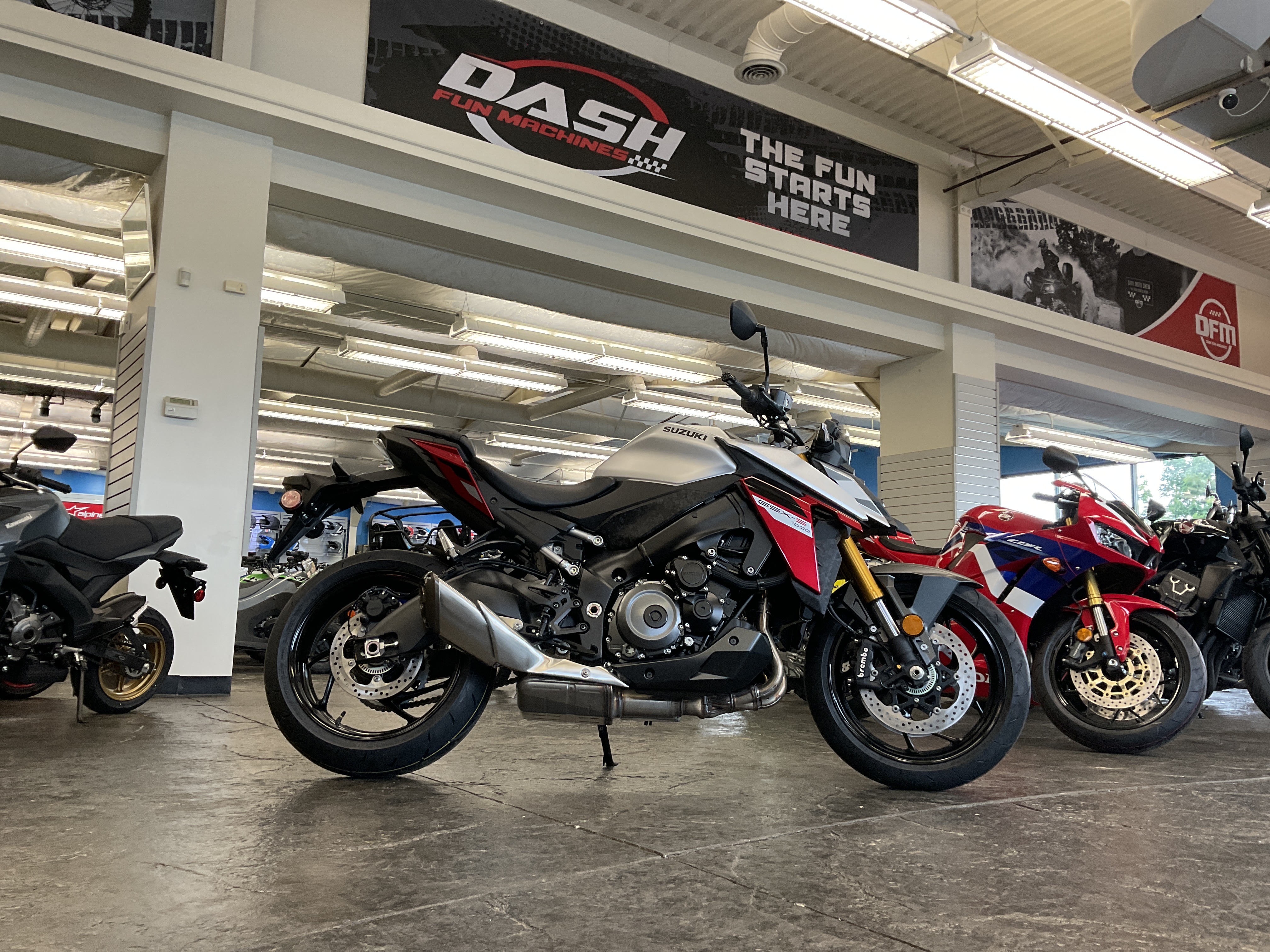 【コンビニ受取対応商品】 Bikes Street Dash 394-7490 (585) NY Canandaigua, Machines Fun ウエイトトレーニング