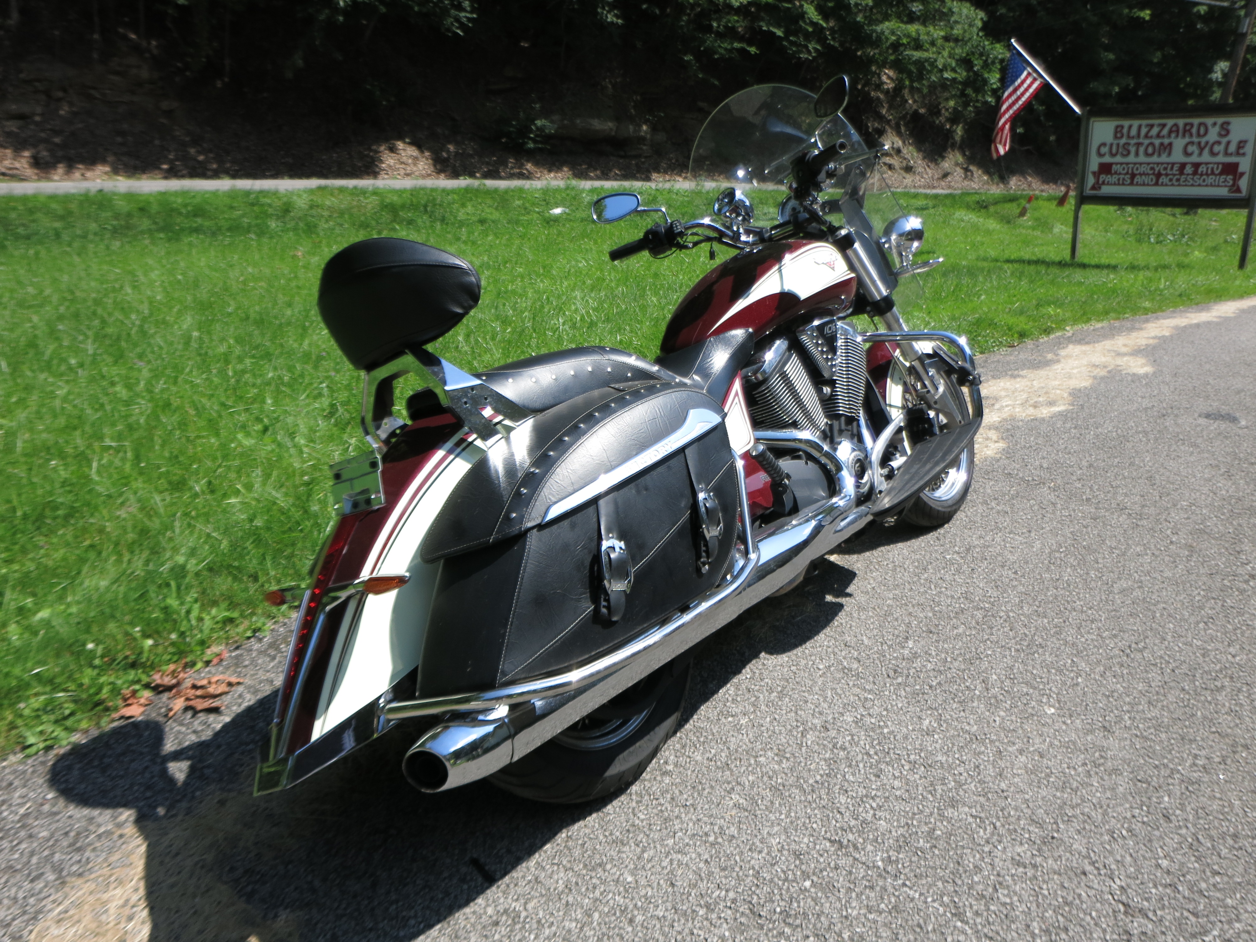 2013 Victory Motorcycles Cross Roads® Classic - Photo 2
