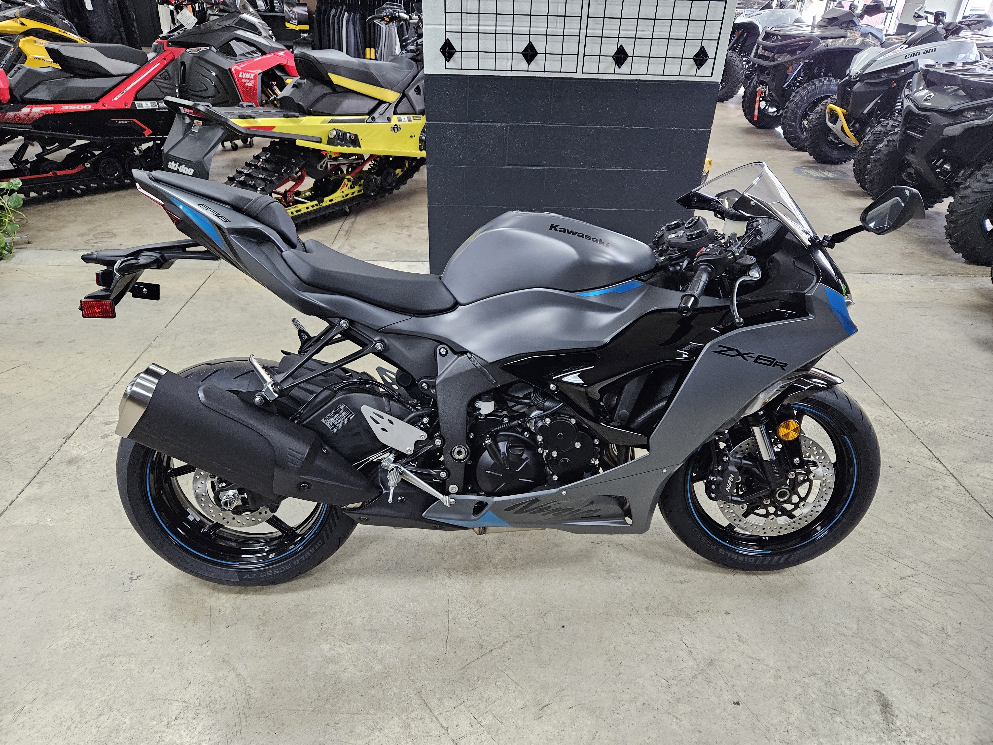 2025 Kawasaki NINJA ZX-6R - Photo 2