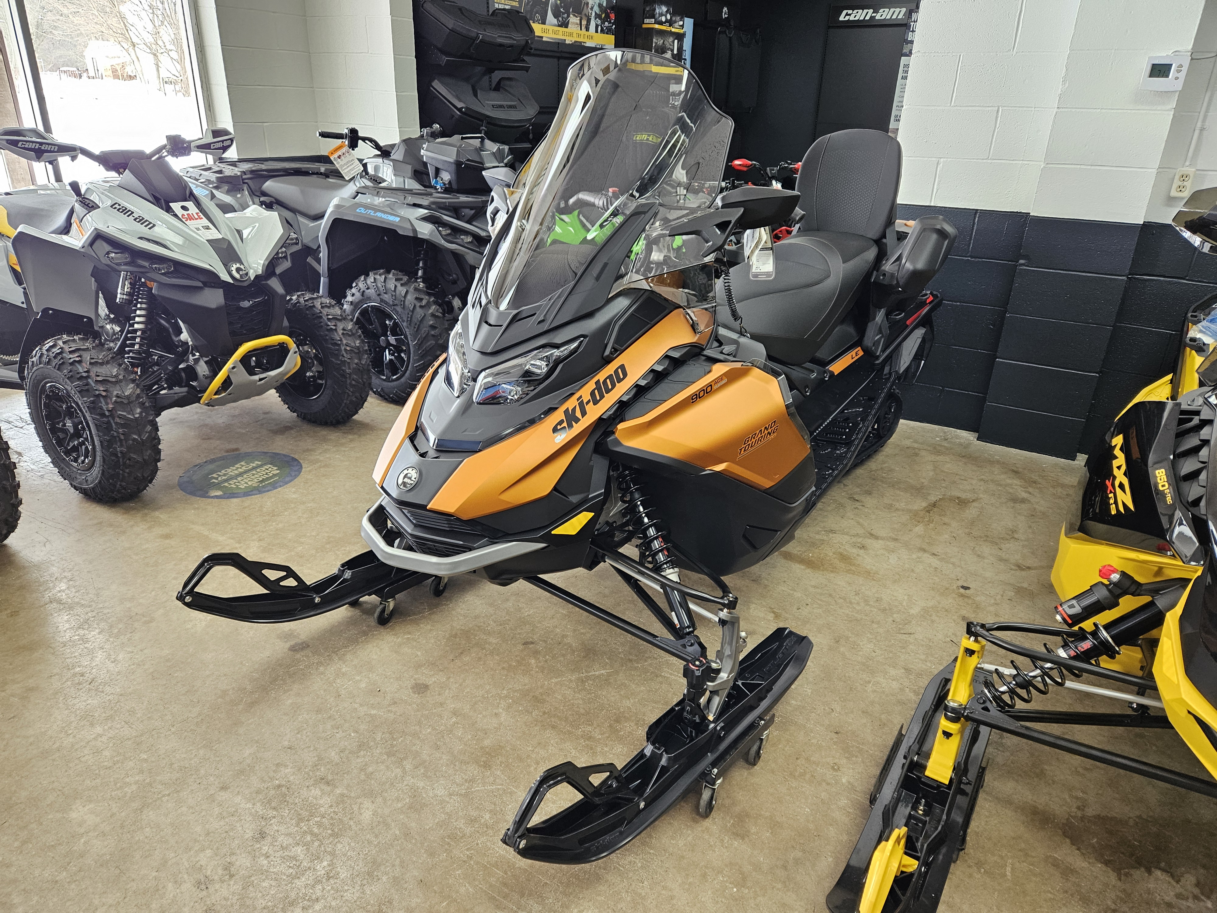 2025 Ski-Doo GRAND TOURING LE PLATINUM 900 TURBO W/10.25" TOUCHSCREEN & 137X1.25" STUDDED SILENT TRACK II - Photo 5
